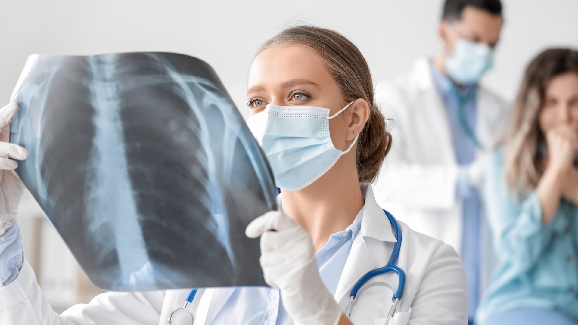 La tuberculosis puede causar tos persistente por más de dos semanas, acompañada de fiebre, sudoración nocturna, pérdida de peso y cansancio.