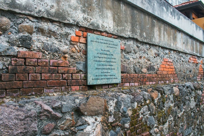 Muro de la Abolición en el Museo Nacional, antiguo Cuartel Bellavista.