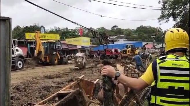Una "ventana" de buen tiempo este martes permitió a muchos afectados por la más reciente avalancha, recuperar parte de sus bienes en Aguas Zarcas. Foto: Edgar Chinchilla.