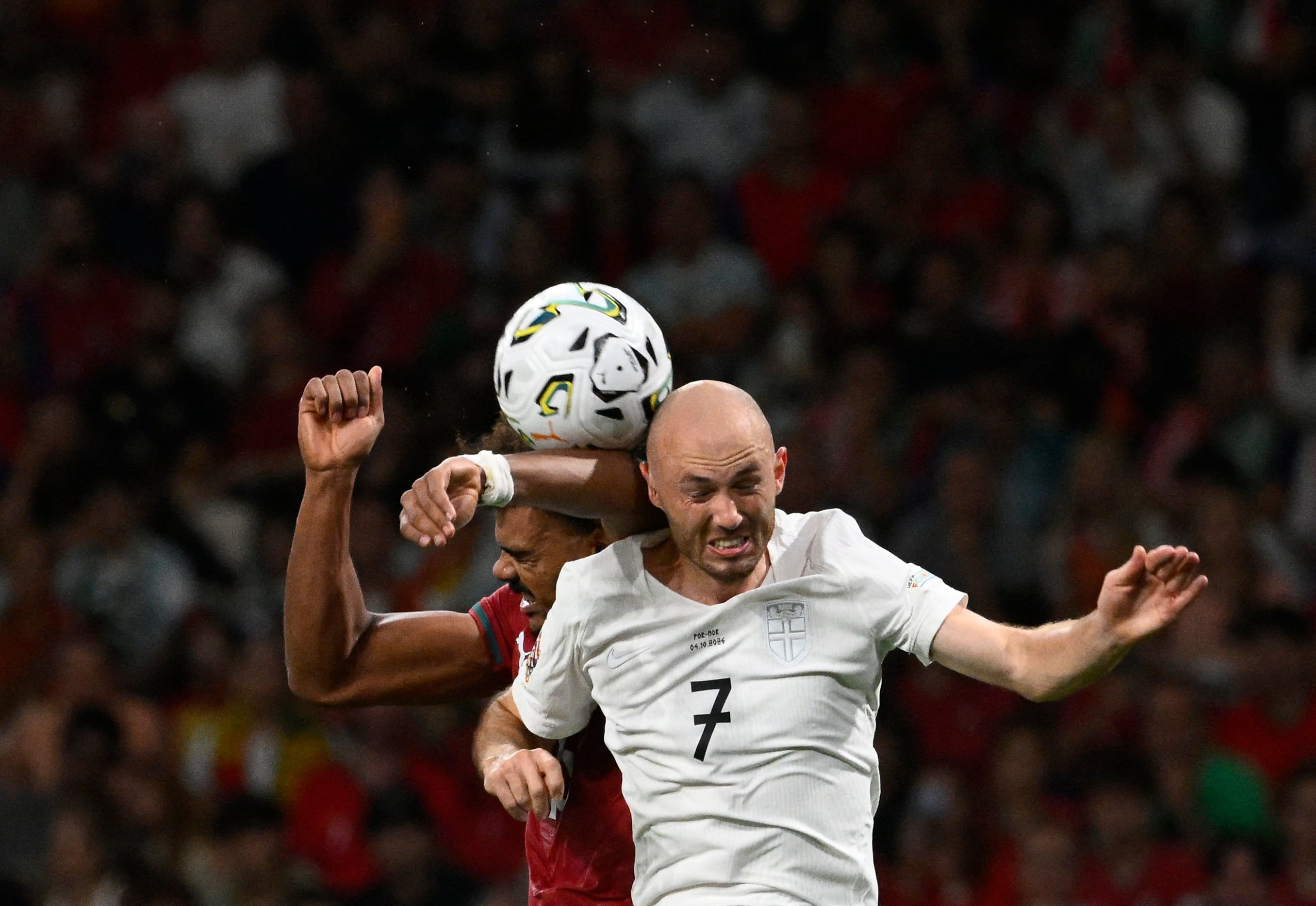El defensor de la Selección de Portugal Renato Veiga y el volante de Noruega Fredrik Aursnes disputan el balón en el compromiso por la Nations League de Europa disputado en el estadio Dragao.