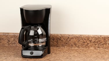 El truco poco conocido para quitar la cal de la cafetera sin afectar el sabor del café