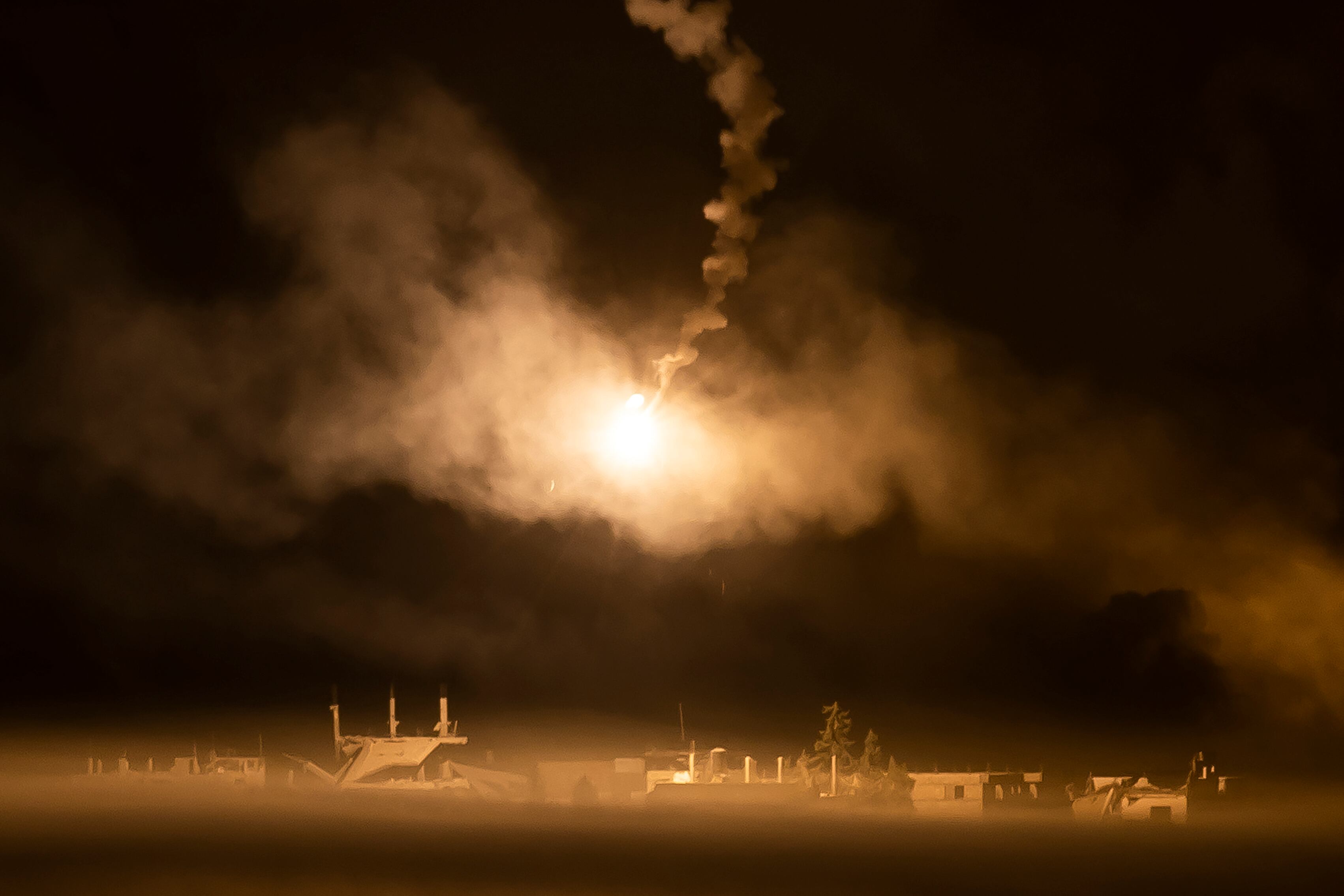 Esta fotografía tomada desde el lado israelí de la frontera con la Franja de Gaza muestra el bombardeo israelí en la Franja de Gaza, en medio de las batallas en curso entre Israel y el movimiento palestino Hamás.