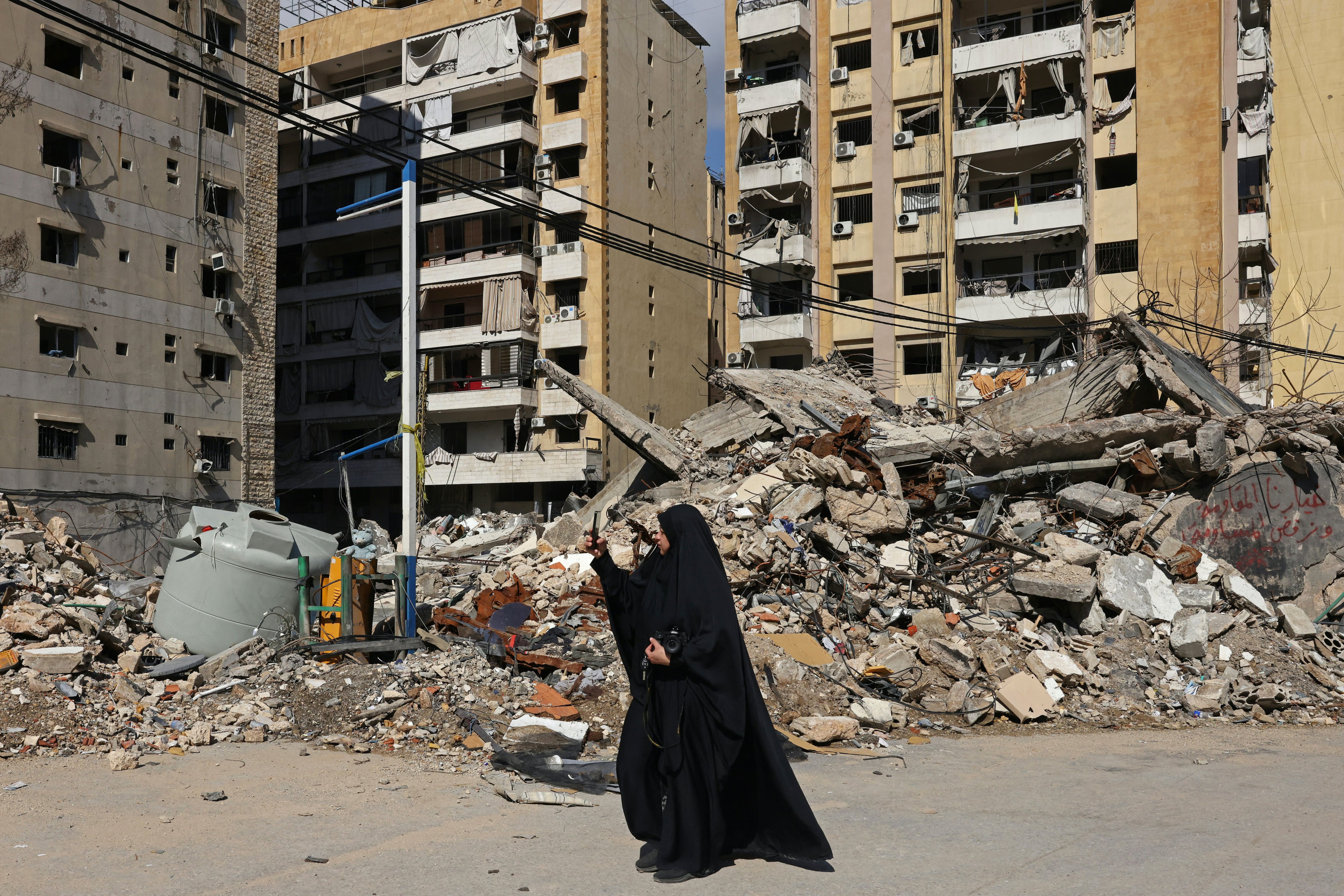 Imagen tomada durante una gira de prensa organizada por la oficina de prensa de Hezbolá, muestra a un periodista documentando la destrucción cerca del complejo Sayyid al-Shuhada en los suburbios del sur de Beirut el pasado 6 de mayo.