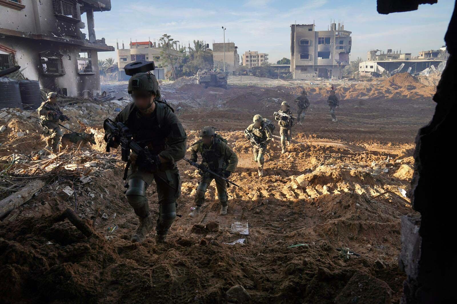 Esta fotografía publicada por el ejército israelí, este viernes, muestra a soldados israelíes operando en la Franja de Gaza en medio de continuas batallas entre Israel y el grupo militante palestino Hamás. (Foto del ejército israelí / AFP) /