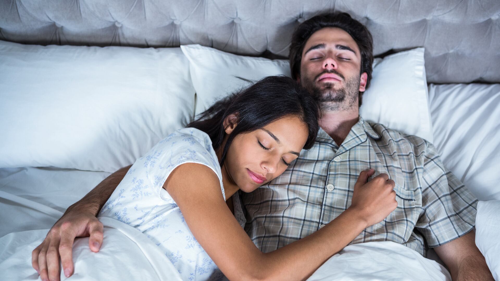 Una tendencia nórdica propone dormir juntos, pero con edredones separados. Esta opción mejora el descanso y reduce conflictos nocturnos.