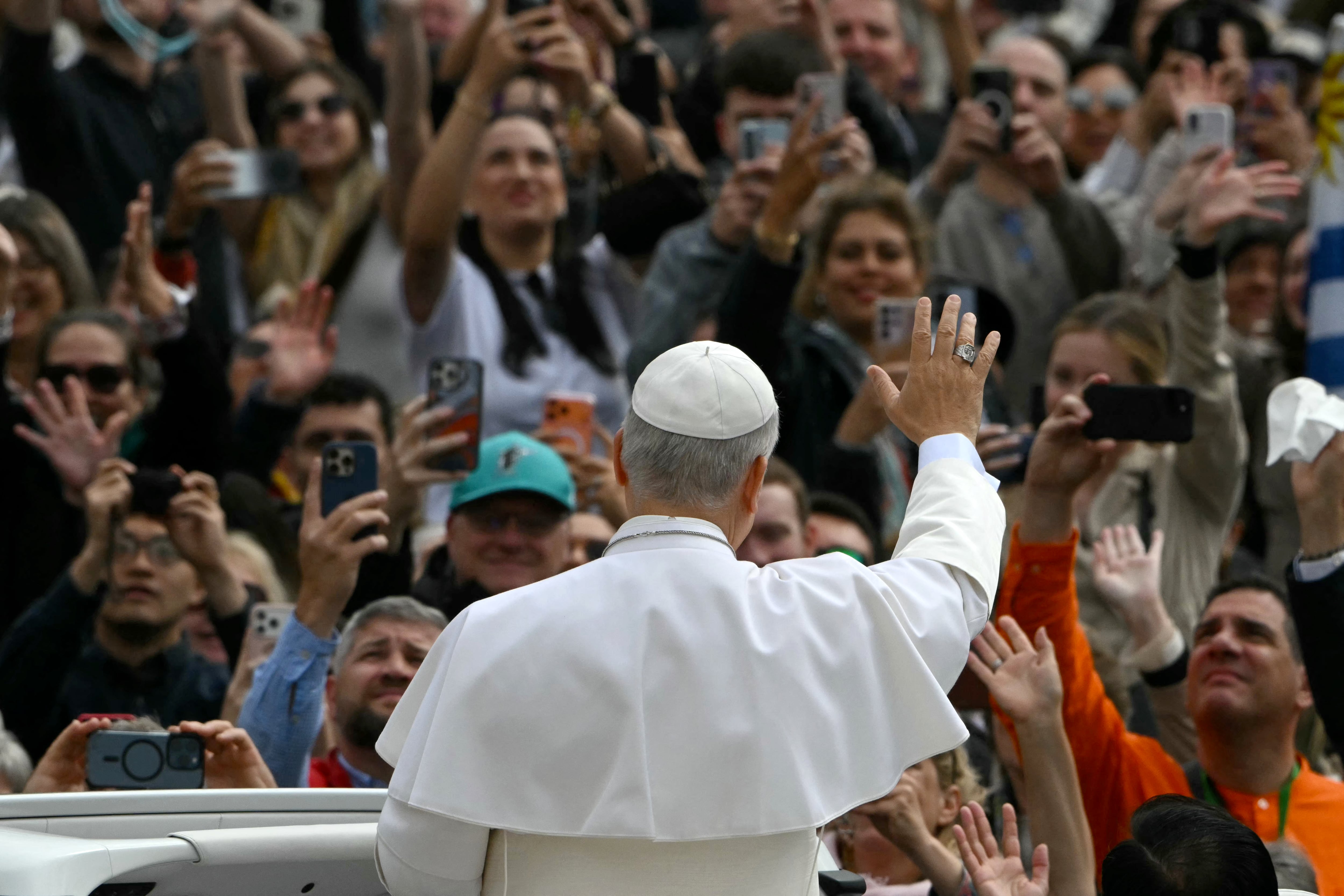 El Papa León XIV saluda a la multitud durante la audiencia general semanal en la Plaza de San Pedro en el Vaticano el 6 de mayo de 2026.