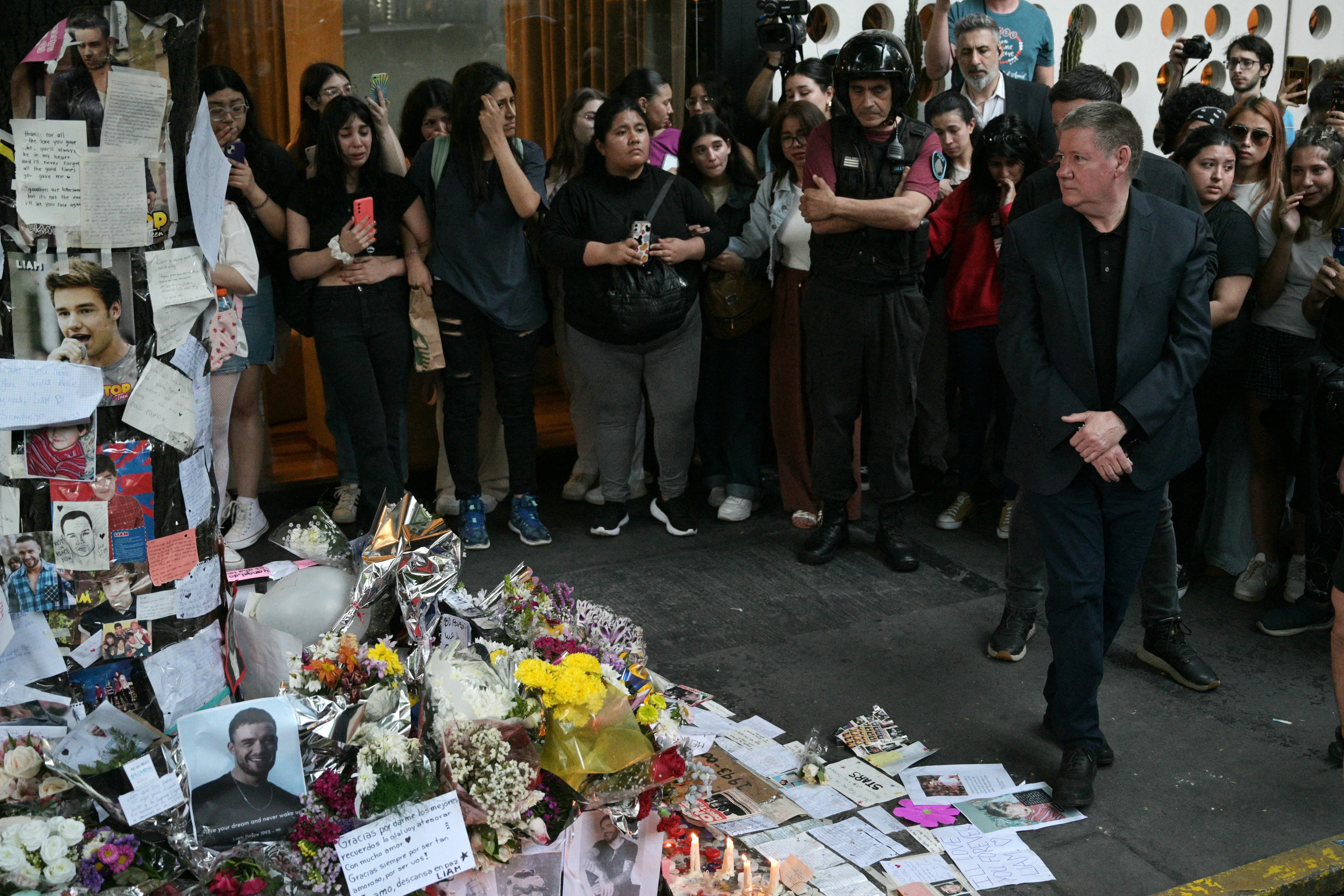 Geoff Payne, padre de Liam Payne, visitó el altar improvisado que los fans levantaron en su honor.