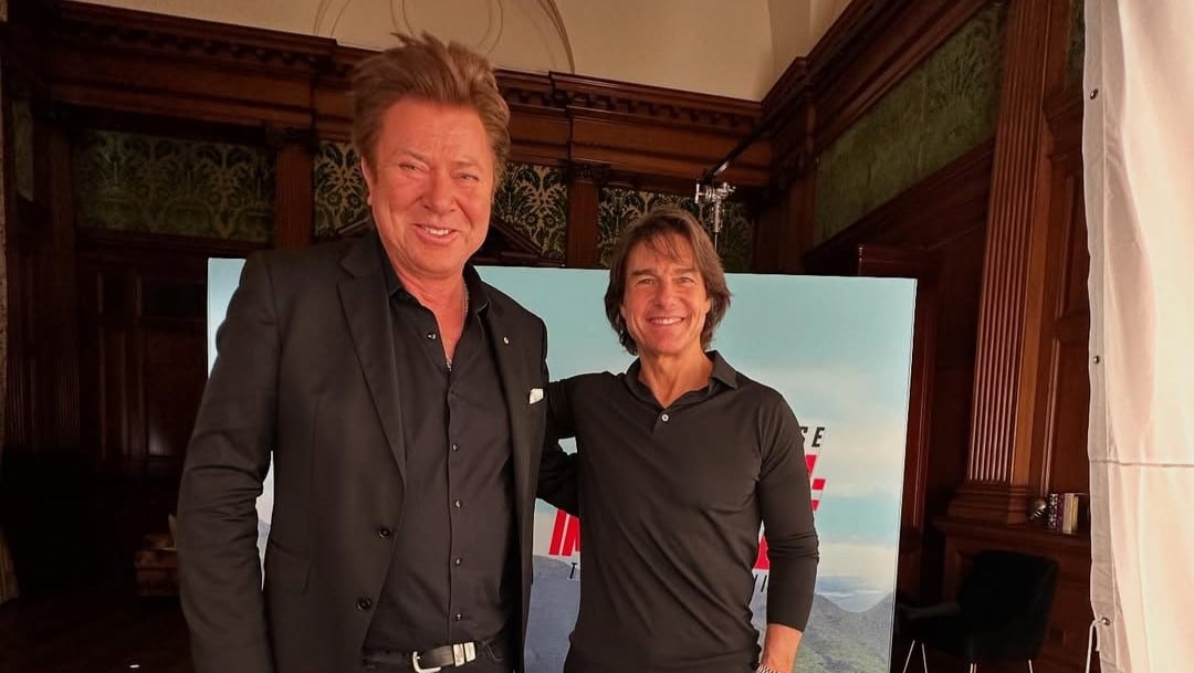 El actor Tom Cruise posa junto al presentador australiano Richard Wilkins durante la gira promocional de Misión: Imposible - El Acento Final. La fotografía, publicada en Instagram, generó una ola de comentarios sobre la diferencia de estatura entre ambos.
