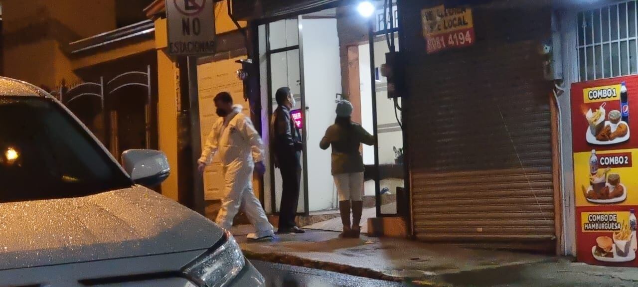 El OIJ recogió indicios balísticos en la barbería y luego procedió a levantar el cuerpo del sujeto, cuya identidad no trascendió. Foto: Francisco Barrantes.