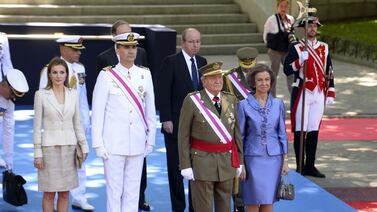 Rey Juan Carlos preside última ceremonia militar antes de ceder el trono a Felipe VI
