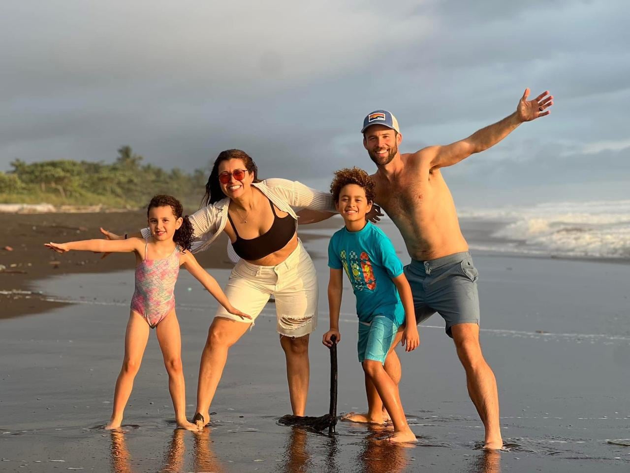 James Homan con su familia en una playa de Costa Rica.