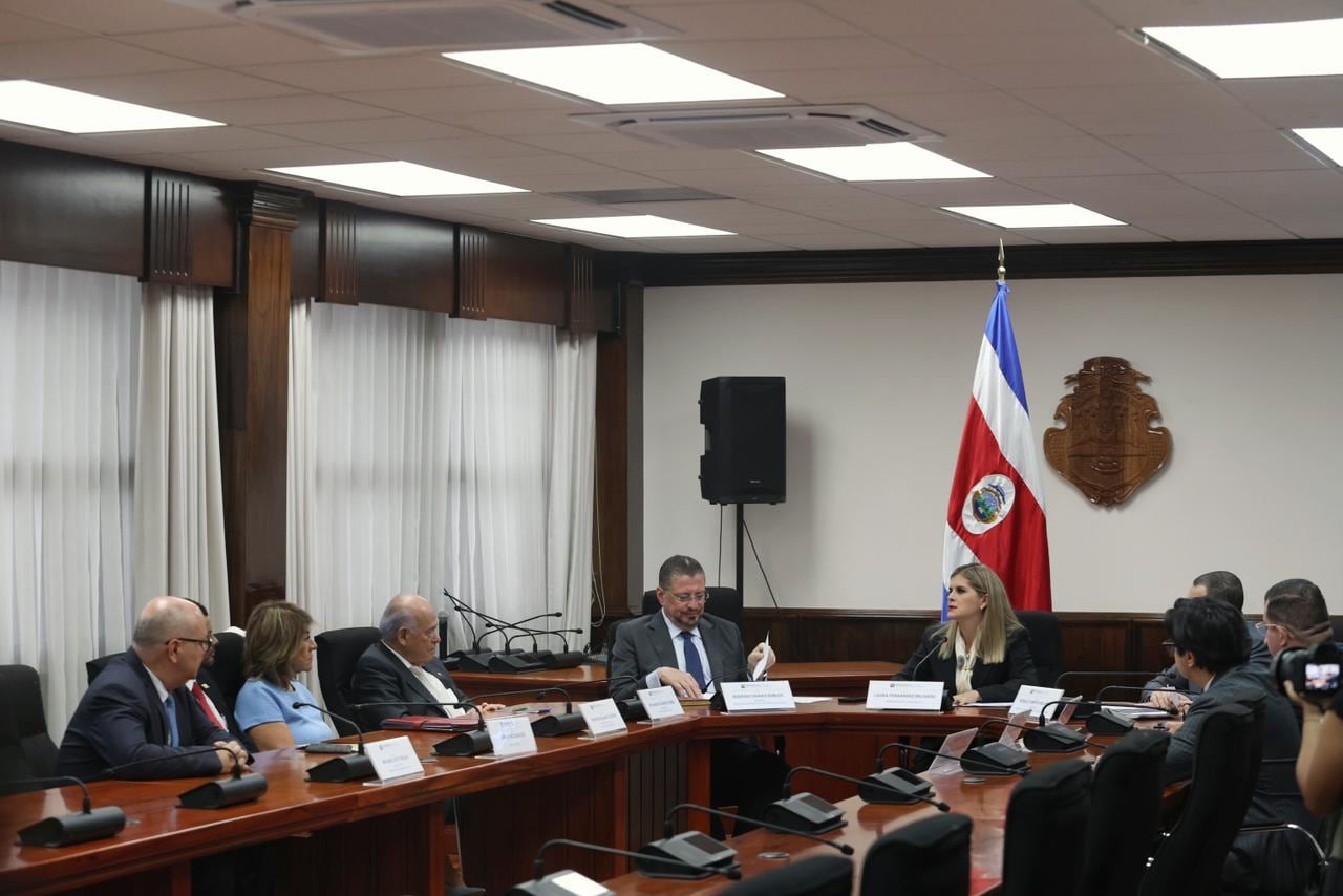 La presidenta Laura Fernández se reunió este lunes con jerarcas del Poder Judicial para discutir propuestas relacionadas con seguridad, crimen organizado y funcionamiento del sistema judicial.