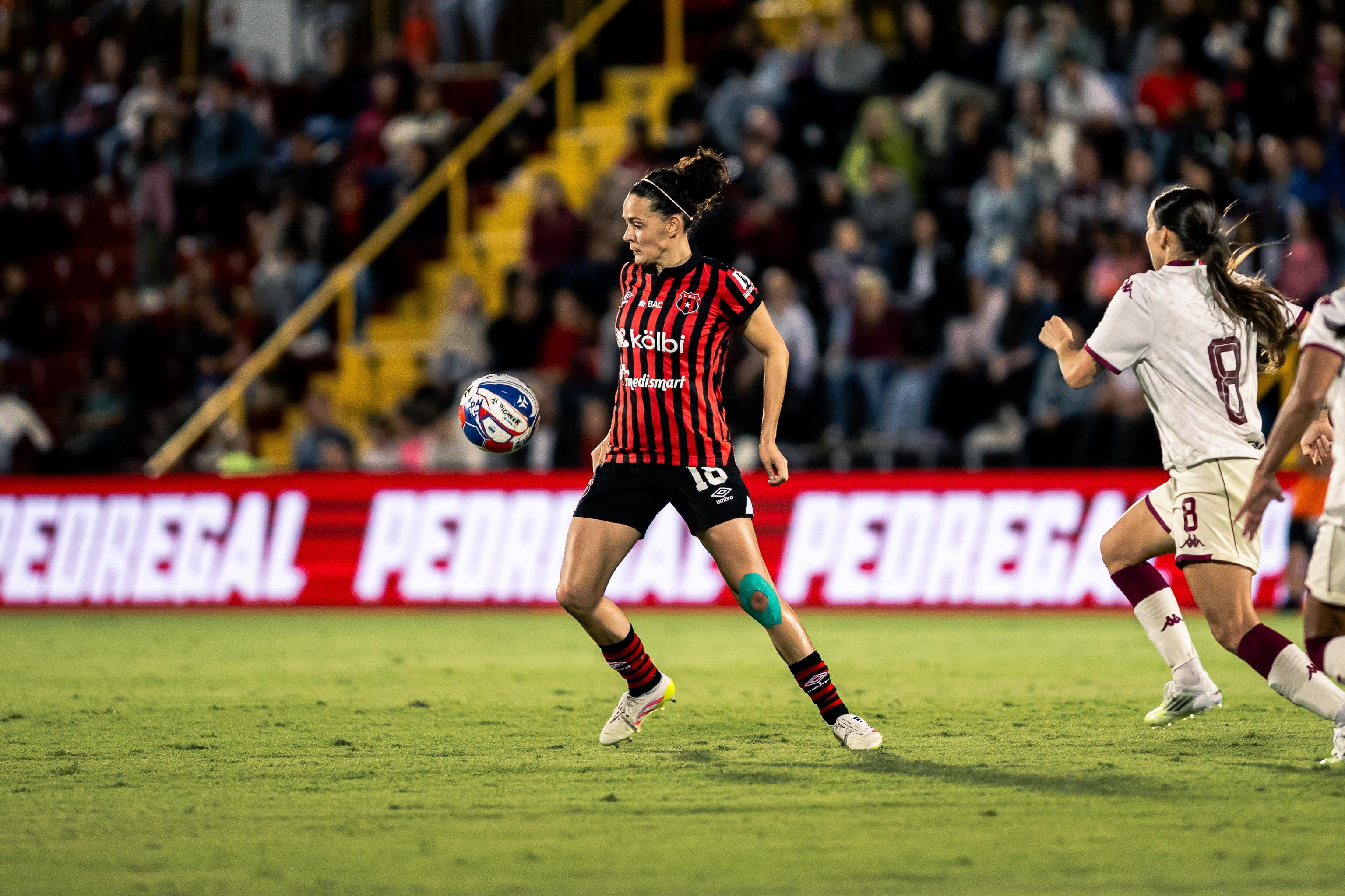 Emelie Valenciano dijo que le ofrece una disculpa a Carolina Venegas por lo ocurrido en el clásico femenino entre Liga Deportiva Alajuelense y Saprissa FF.