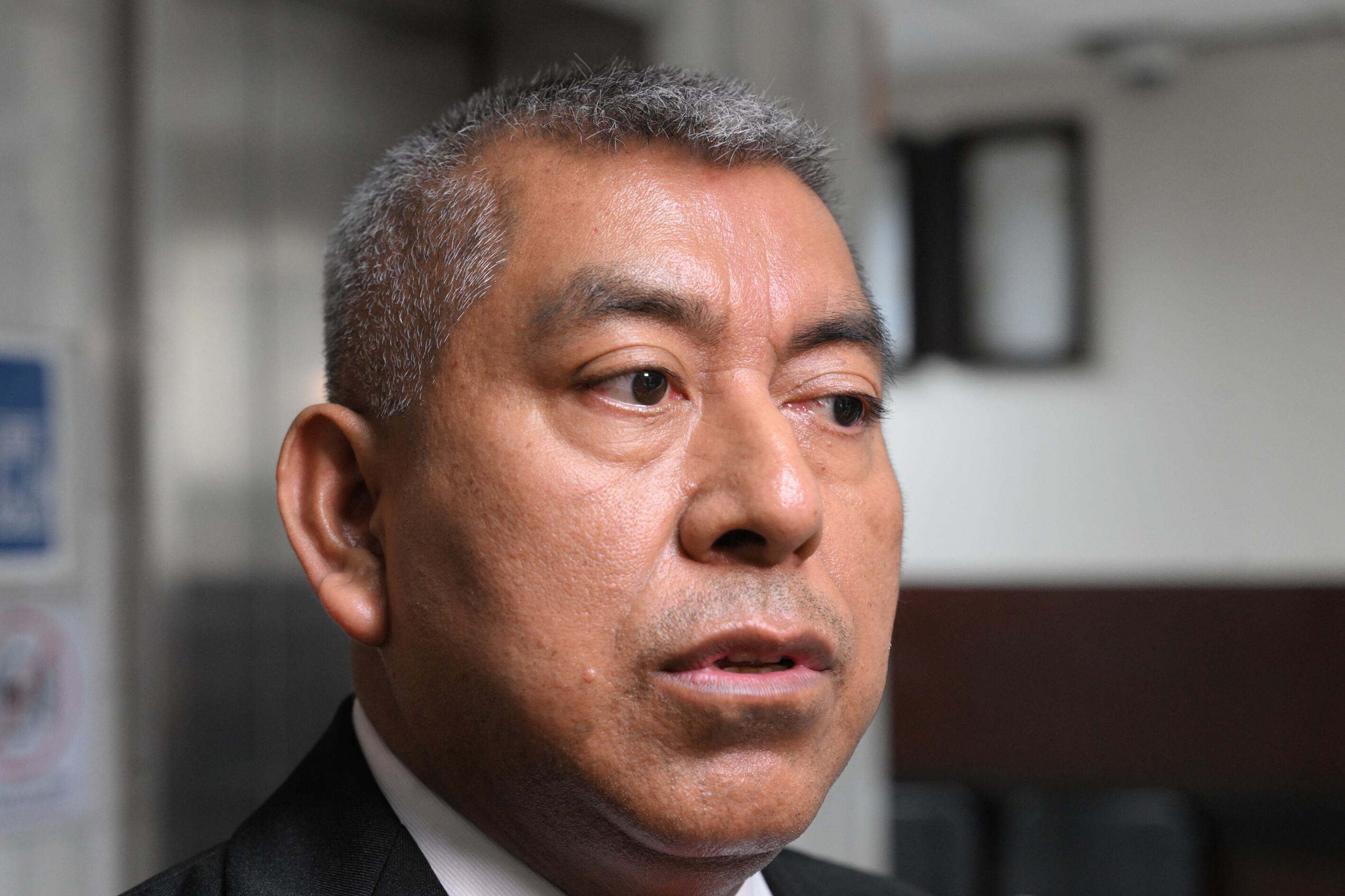 Un juez guatemalteco autoriza investigar a Rafael Curruchiche, jefe de la FECI, por presunta divulgación de datos reservados en el proceso contra el exfiscal Sandoval.
