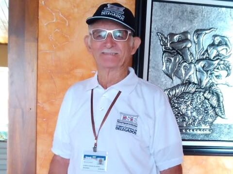 Hace pocos días don Alfredo se tomó esta foto con el gafete y la camiseta del Tribunal, pues ama su trabajo como delegado de esa institución. Foto: Cortesía Ivannia Vásquez.