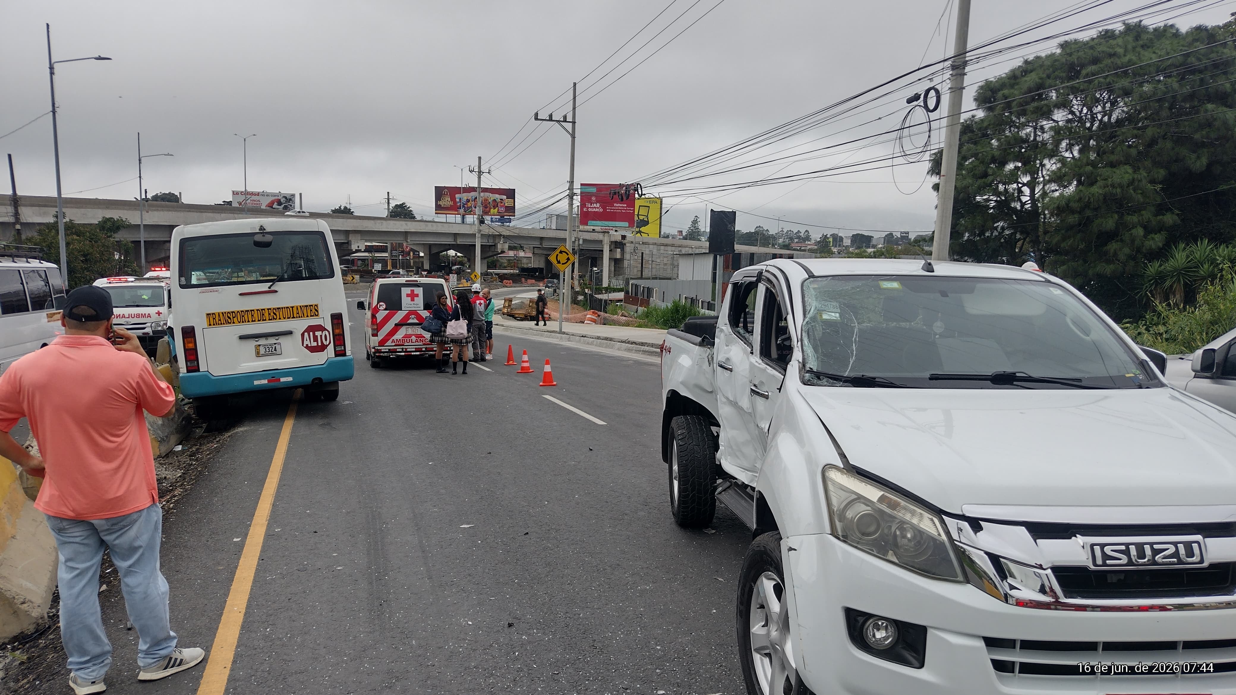 Accidente buseta estudiantes José FIgueres Ferrer