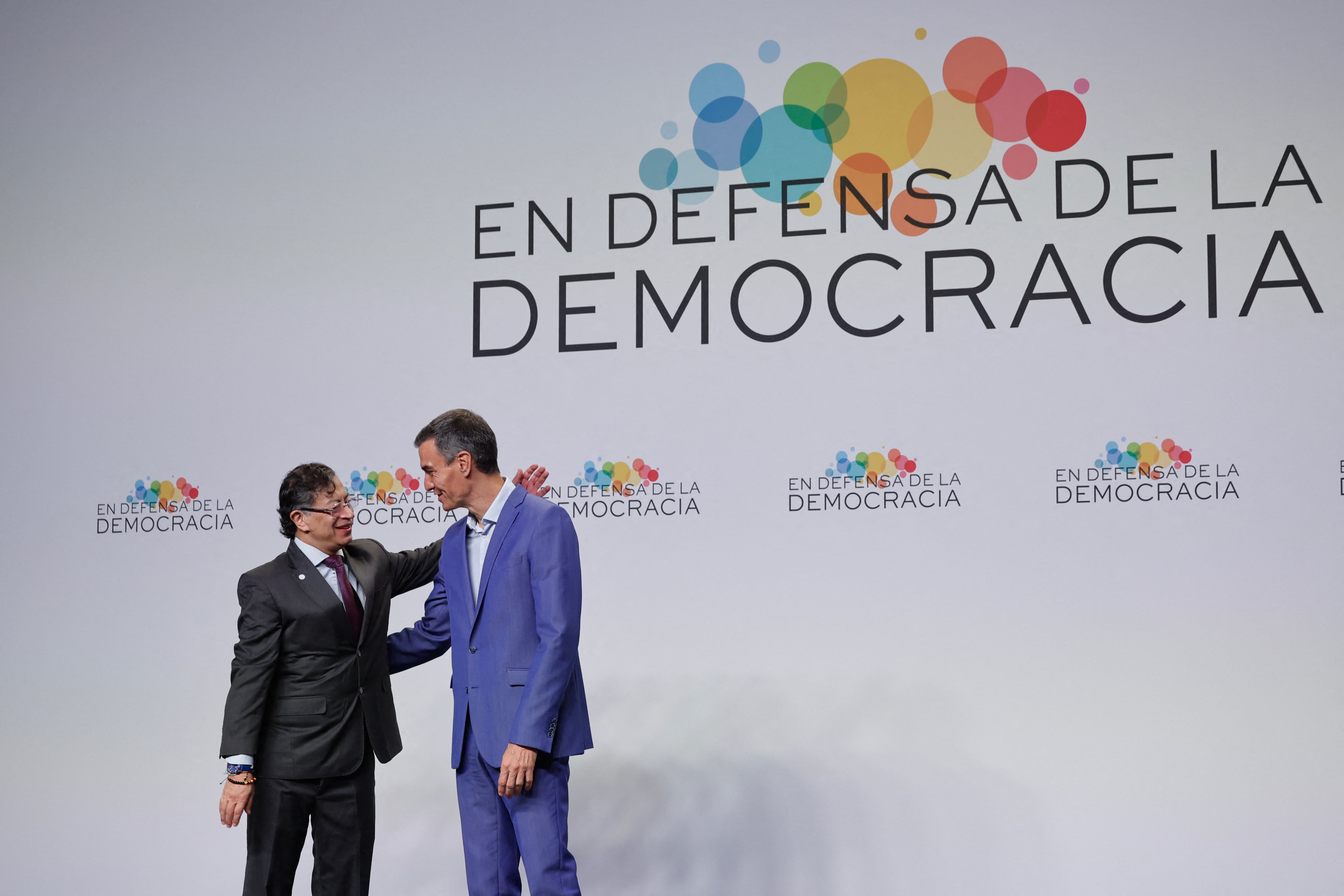 El presidente de Colombia, Gustavo Petro (izquierda), saluda al presidente del Gobierno de España, Pedro Sánchez, en el "Encuentro en Defensa de la Democracia", una reunión de líderes de izquierda que busca movilizarse contra la amenaza a la democracia por parte de la extrema derecha en Barcelona, el 18 de abril de 2026. El encuentro se produce en un contexto en el que las instituciones y los valores democráticos se enfrentan a crecientes amenazas en todo el mundo por parte de fuerzas autoritarias y de extrema derecha en la era del presidente estadounidense Donald Trump. Muchos de los participantes tomarán parte en la primera edición de la denominada "Movilización Progresista Global", que se celebrará en el mismo lugar.