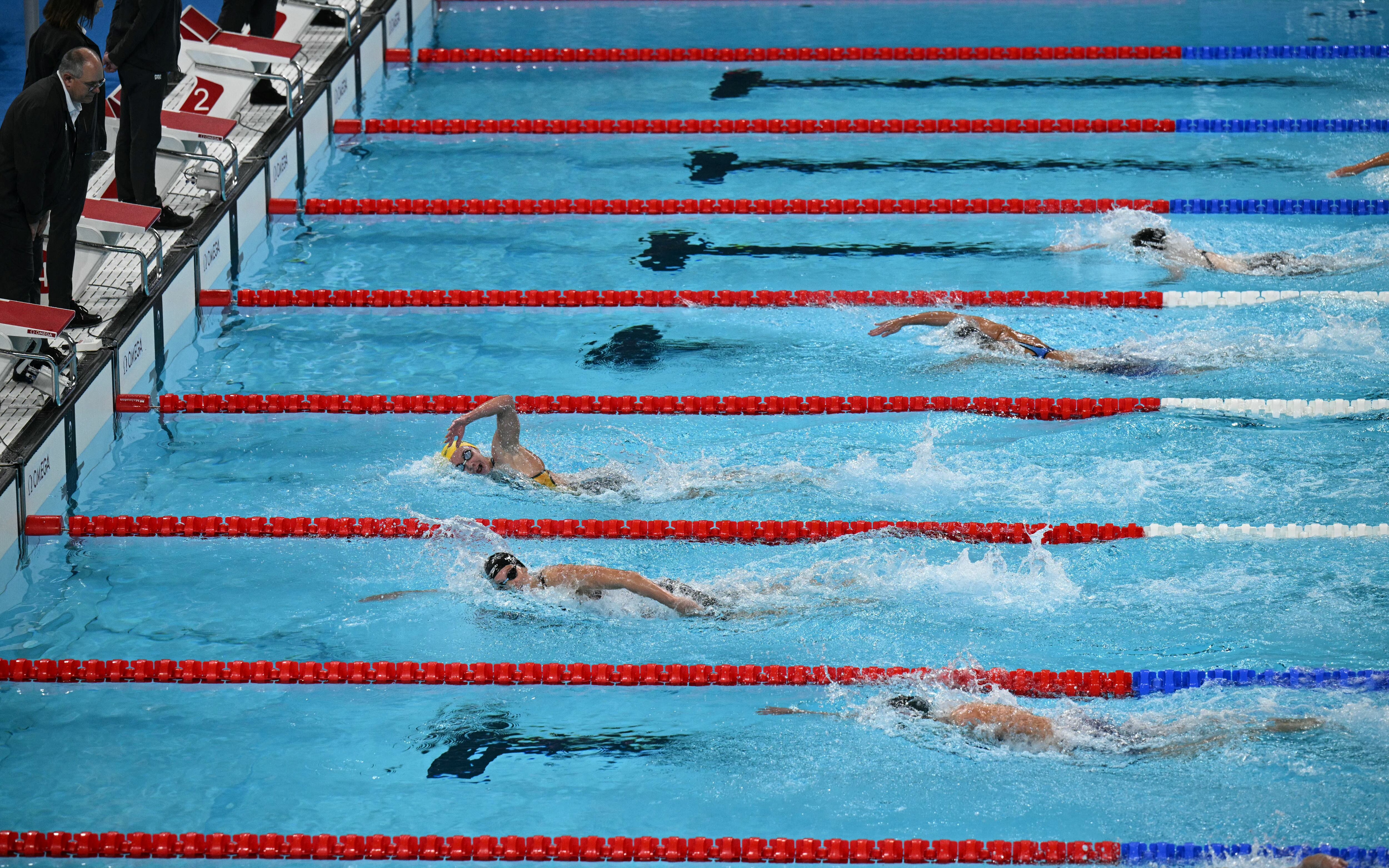 La australiana Ariarne Titmus (izquierda) lidera la carrera mientras compite en la final de los 400 metros libres femeninos en los Juegos Olímpicos de París 2024 en la Arena Paris La Defense en Nanterre, al oeste de París.