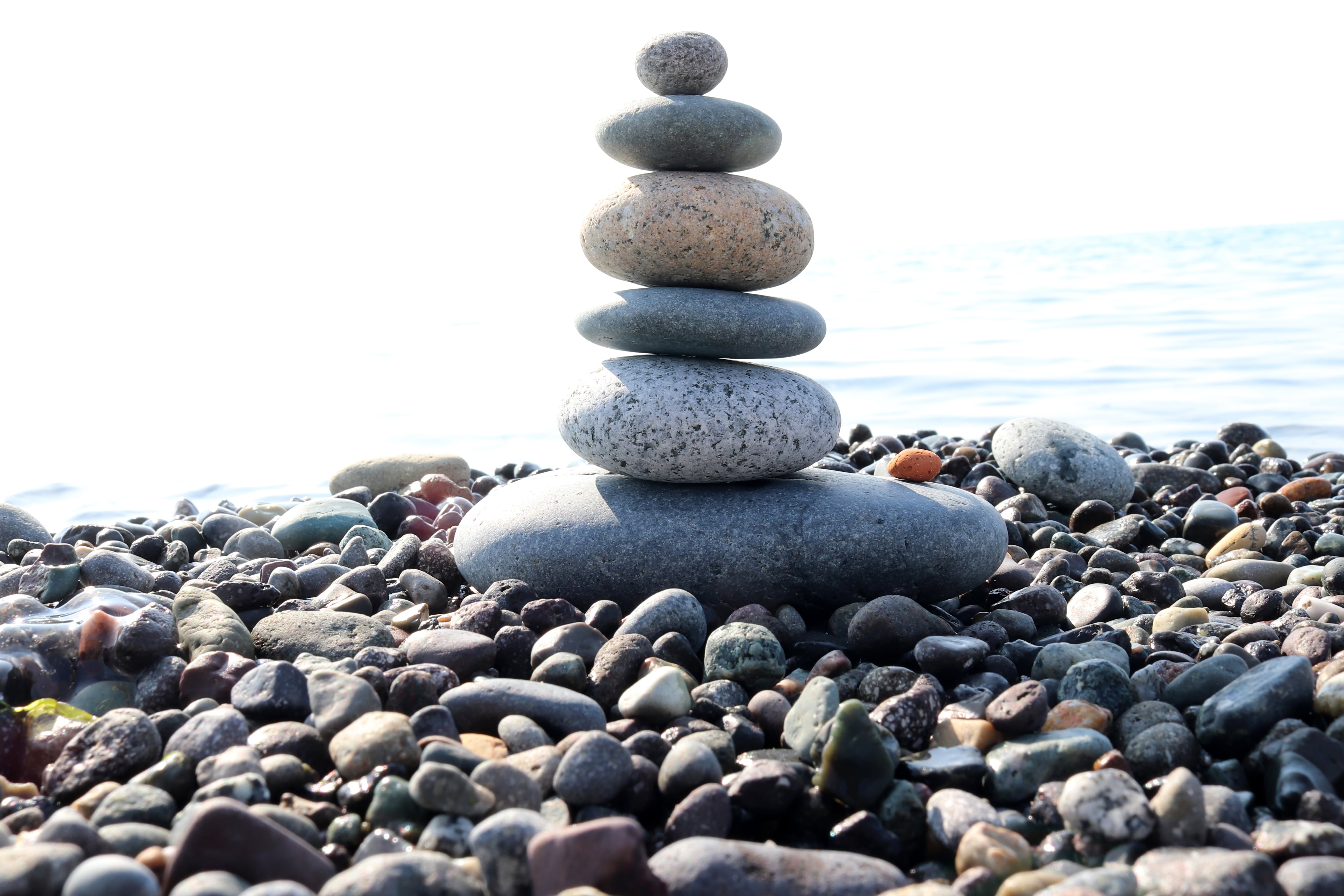 Piedras apiladas en perfecta armonía y equilibrio