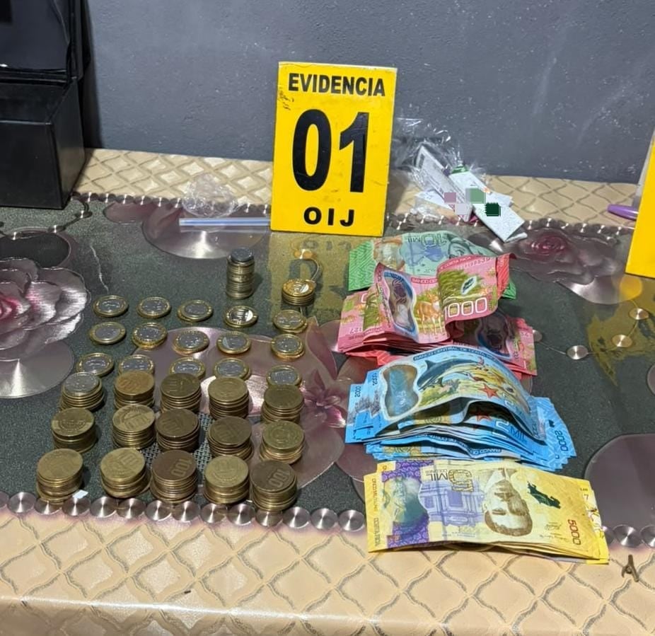 El OIJ decomisó dinero en efectivo, aparente droga tipo crack, marihuana y un arma no letal en los allanamientos en Blanquillo de Oreamuno de Cartago.