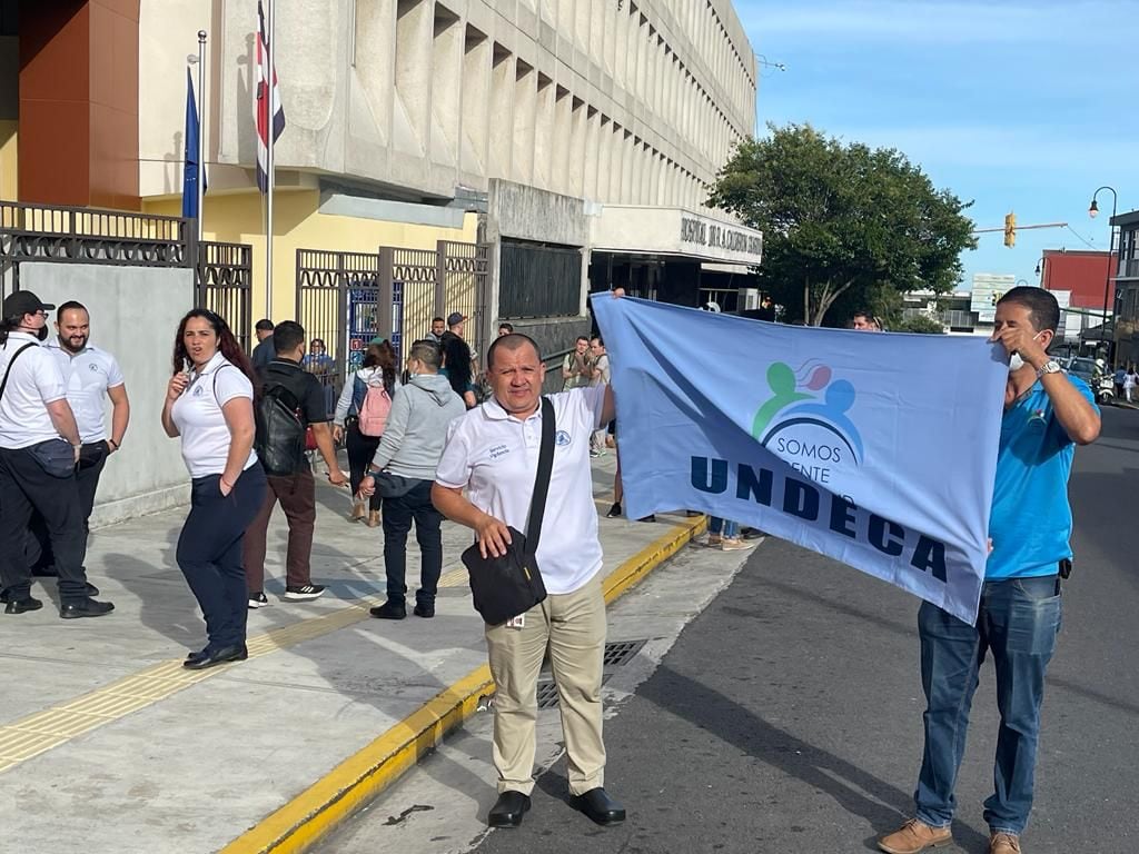 Trabajadores de los hospitales Calderón Guardia y México, además de otros centros médicos se protestan frente a la torre este del hospital Calderón Guardia, contra lo que consideran privatización de servicios, manipulación de informes y contratos