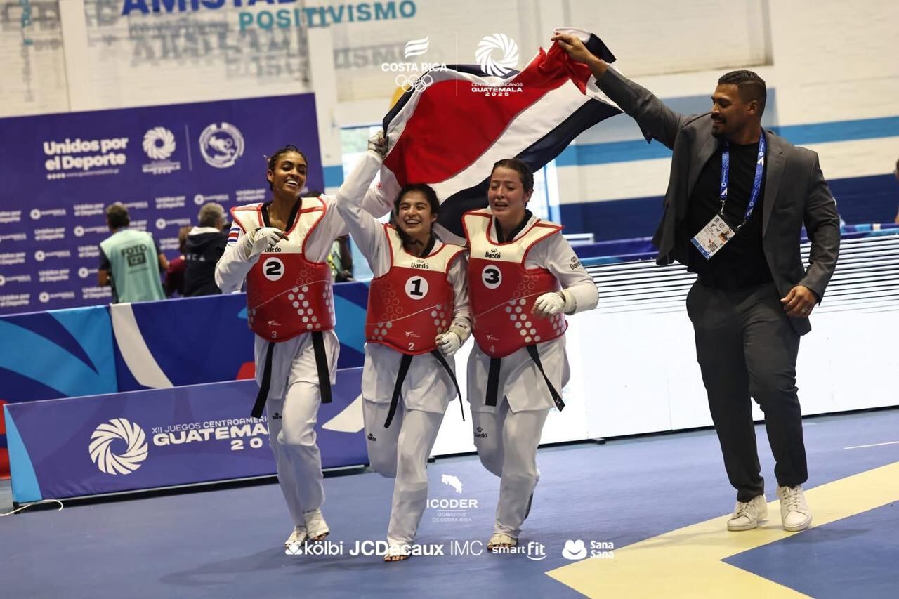 Juegos Centroamericanos  Guatemala 2025
Taekwondo, oro por equipos
 Neshy Lee Lindo, Laura Sancho y Kayla Rojas
29 de octubre de 2025
Cortesía: Comité Olímpico