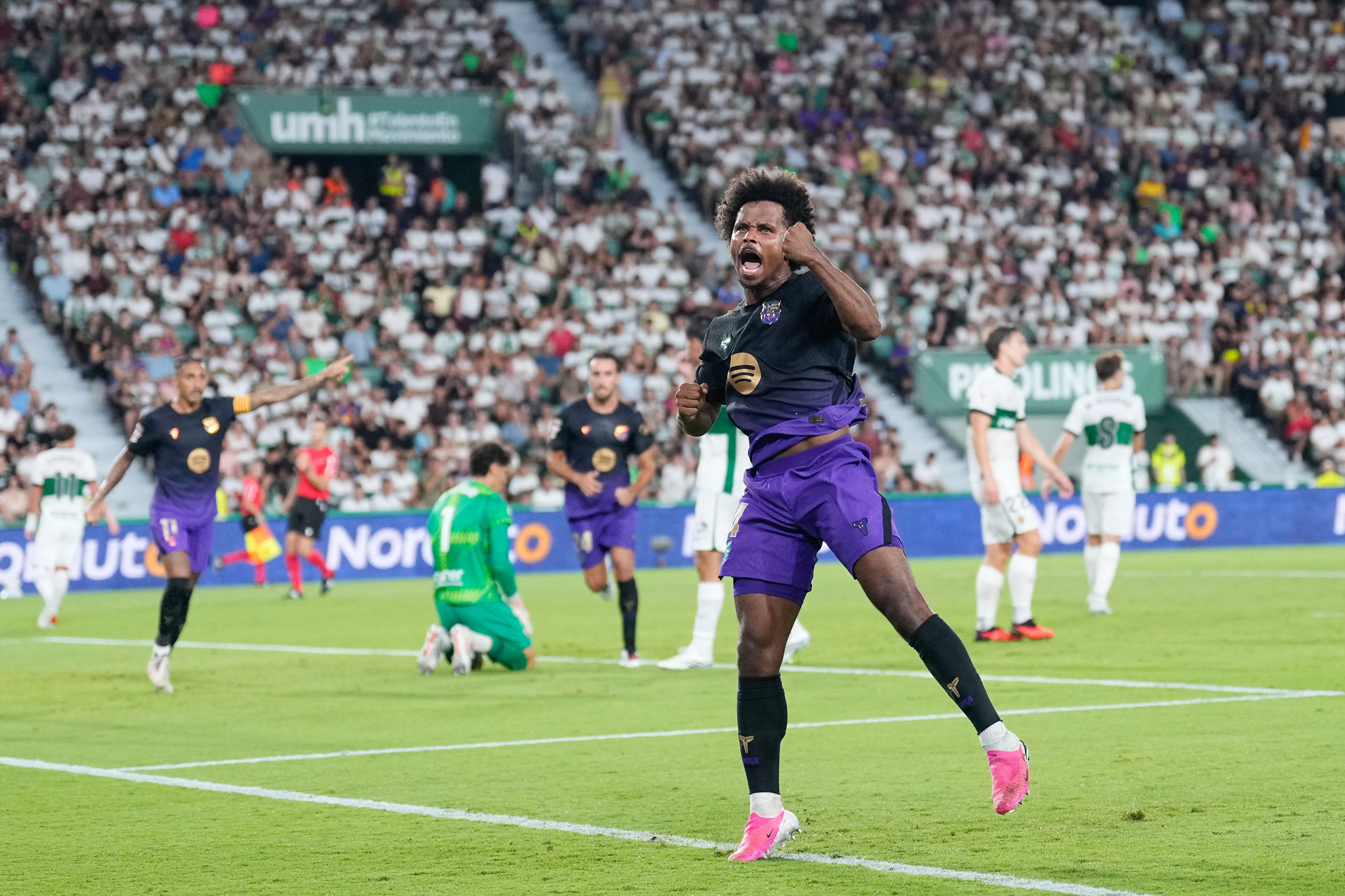 Karim Adeyemi, del Barcelona, celebra uno de los goles en la victoria ante el Elche, partido donde el equipo catalán reclama supuestos malos tratos hacia su afición.