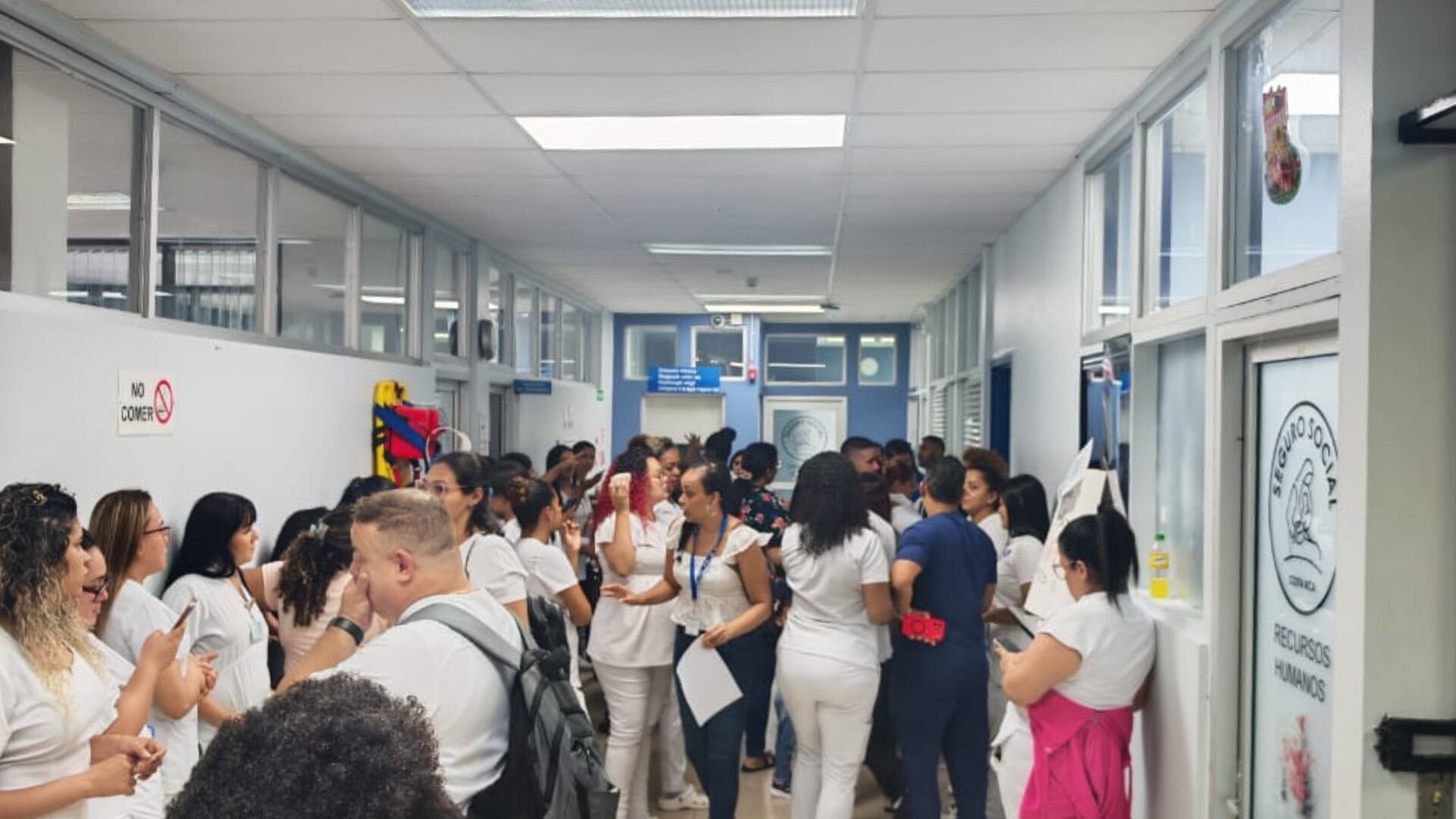Los trabajadores aseguran que el atraso afecta a al menos 80 funcionarios, entre auxiliares de enfermería, personal de cocina y de aseo.