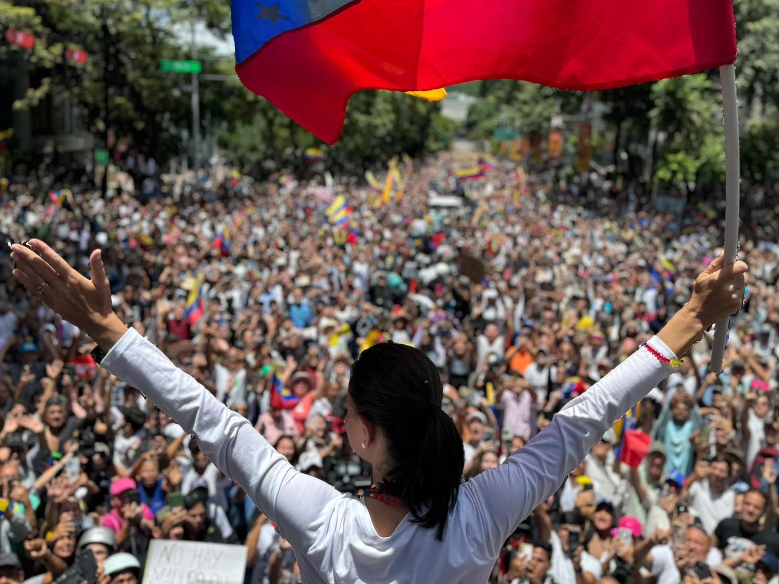 María Corina Machado, líder de la oposición en Venezuela, estuvo presente en una de las protestas multitudinarias en Caracas. Miles de venezolanos le piden al dictador Nicolás Maduro que acepte la derrota electoral del pasado domingo. Foto: AFP