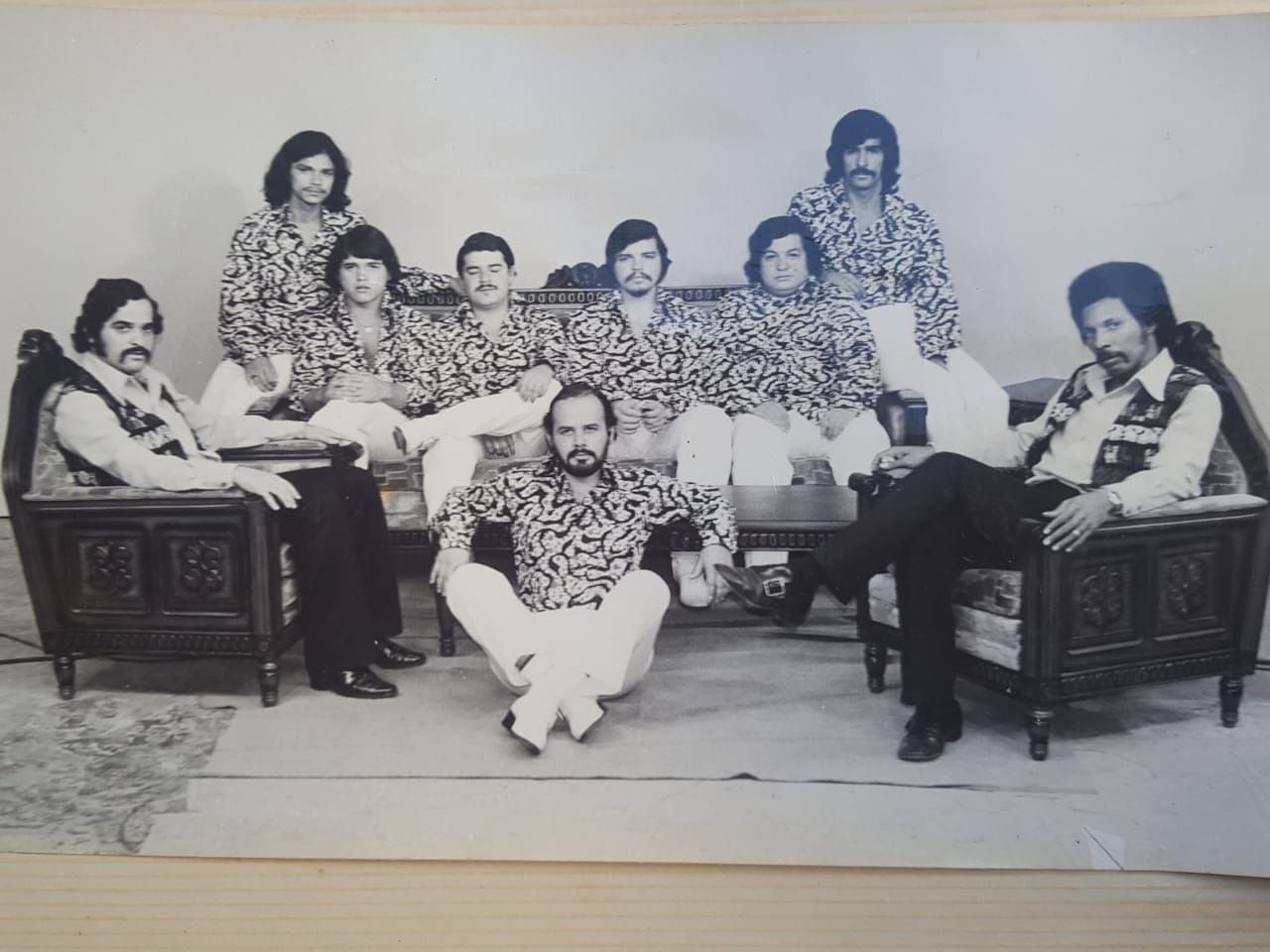 Johnny Dixon posando con el grupo Los Álamos.