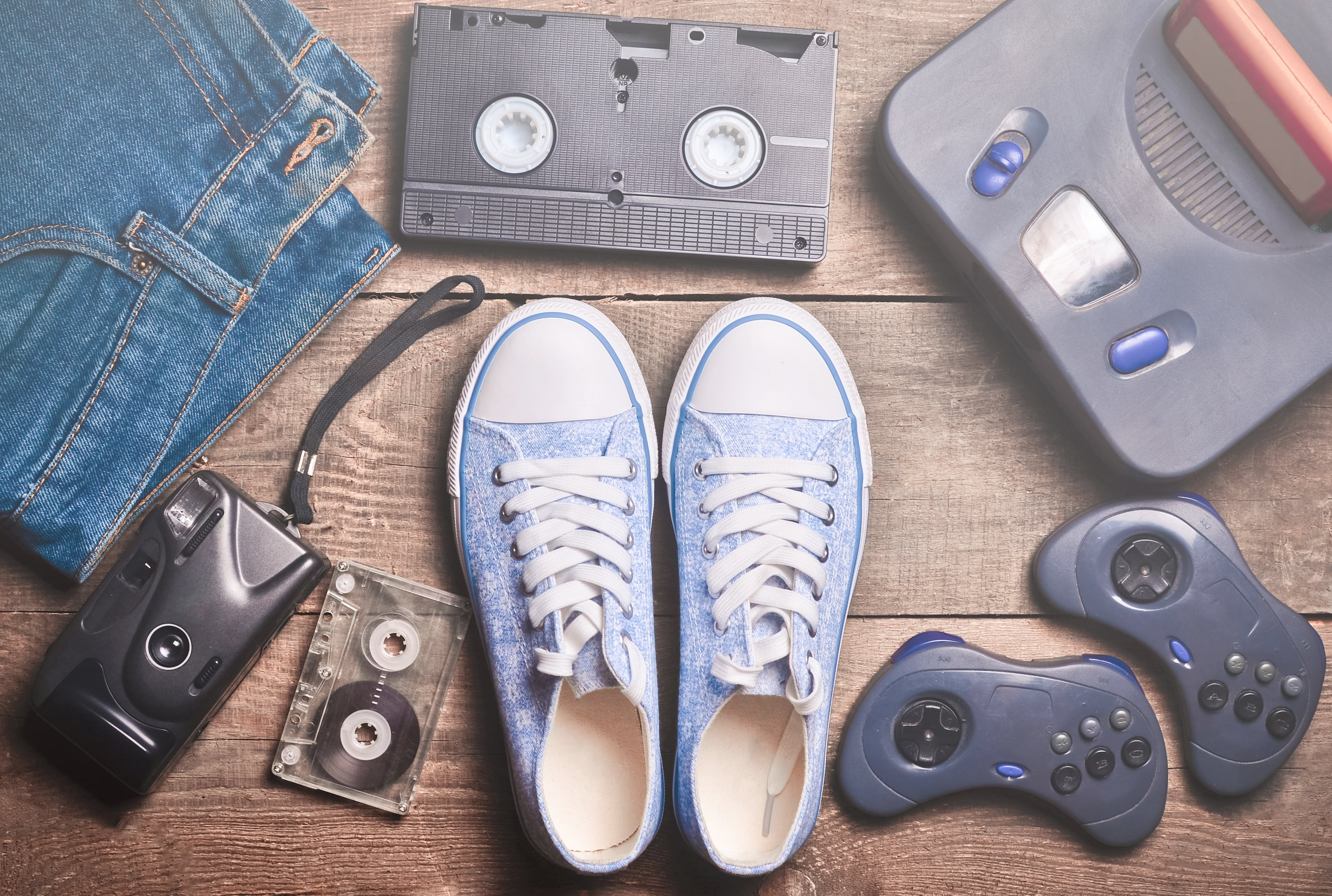 Nostalgia digital, casetes, consolas de videojuegos, VHS, cámaras fotográficas de rollo, cámaras de película, años 80, década de los 80, los ochentas, jeans de cintura alta