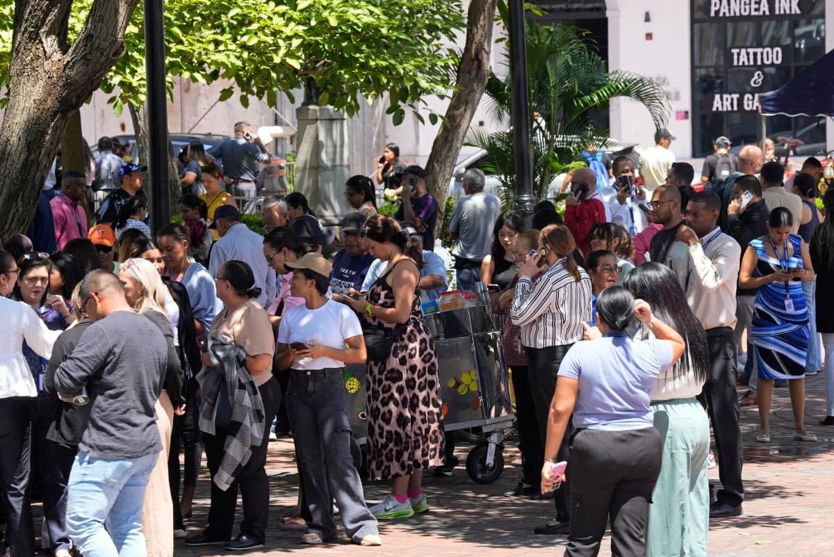 La gente en Panamá salió a las calles ante el fuerte temblor que vivieron este 9 de octubre cerca del medio día.