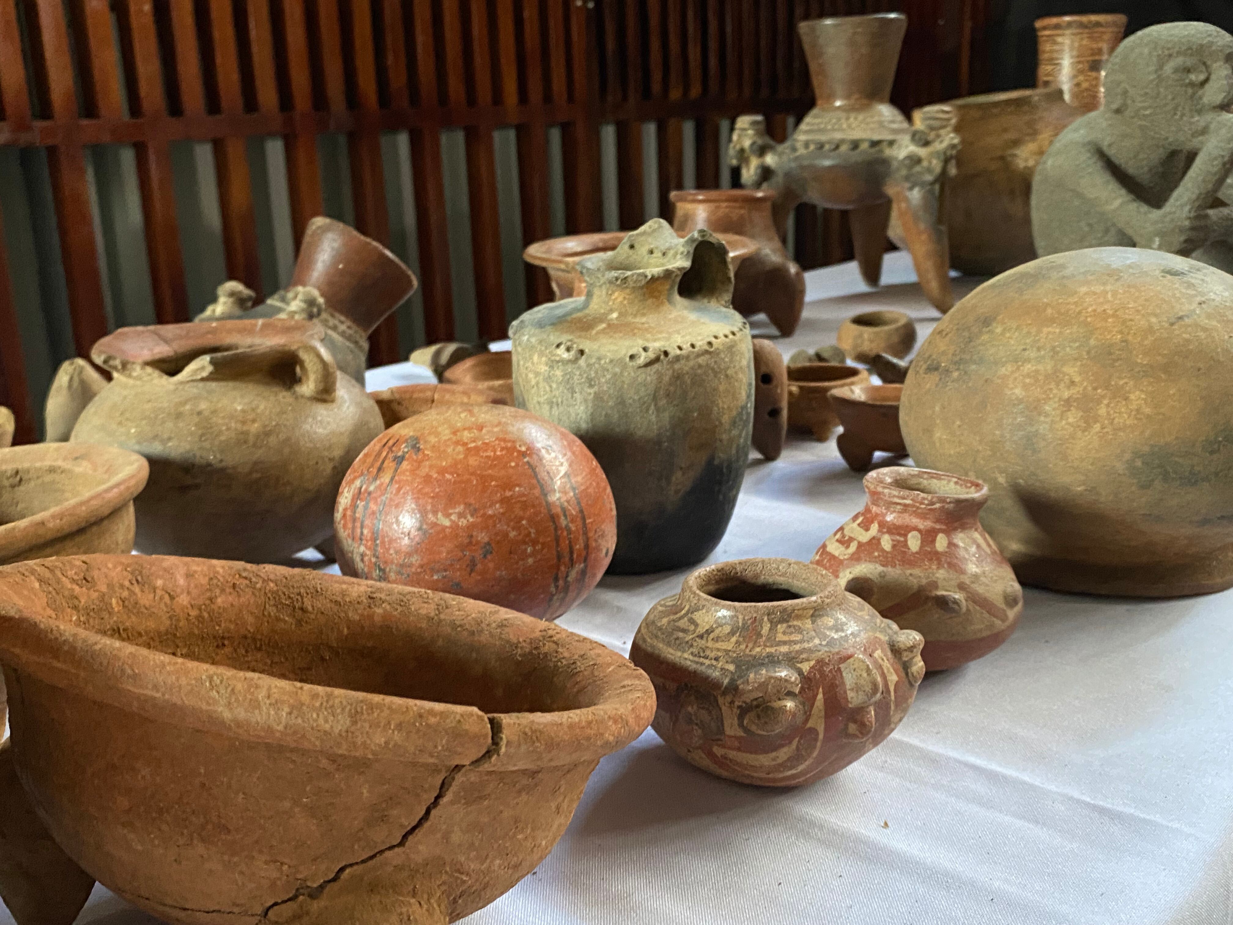 Elaborados en piedra y cerámica, el envío de piezas incluyó metates, piedras verdes (jade), vasijas policromas, figuras humanas y de animales y herramientas en piedra. Fotografía: Cortesía.