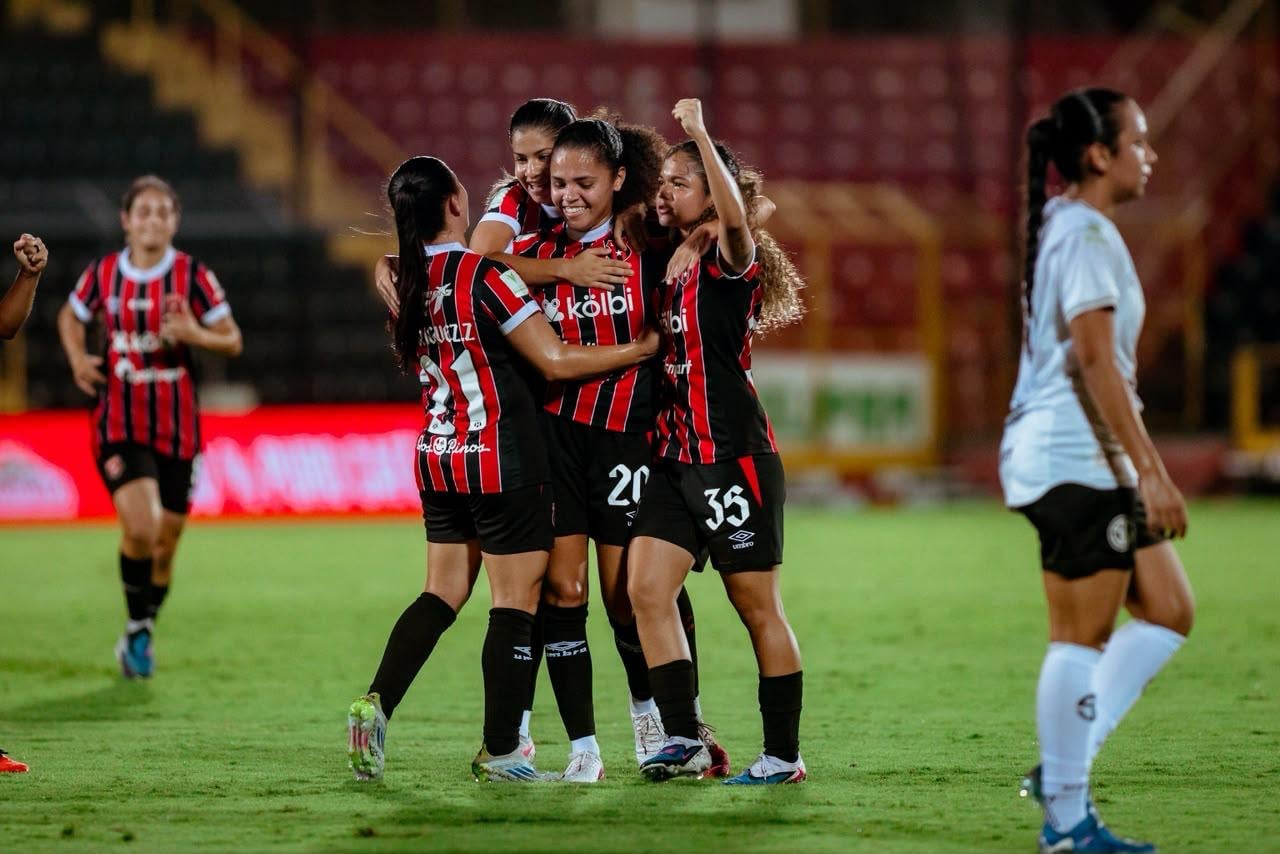 Lixy Rodríguez, Alexandra Pinell y María Paula Arce festejan uno de los goles de Liga Deportiva Alajuelense ante Sporting.