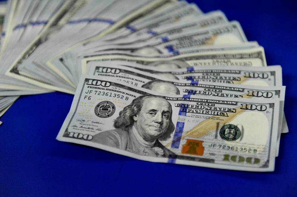 La medida del Banco Central obliga a muchos bancos a tomar decisiones sobre sus capitales en dólares. | MELISSA FERNÁNDEZ