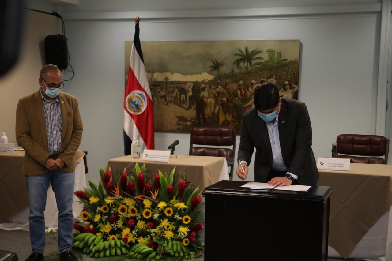 El decreto donde se liberan fondos del Servicio Fitosanitario del Estado para financiar tareas de prevención contra el ingreso del hongo del banano fue firmado por el presidente Carlos Alvarado y el ministro del MAG, Renato Alvarado. Foto: Casa Presidencial