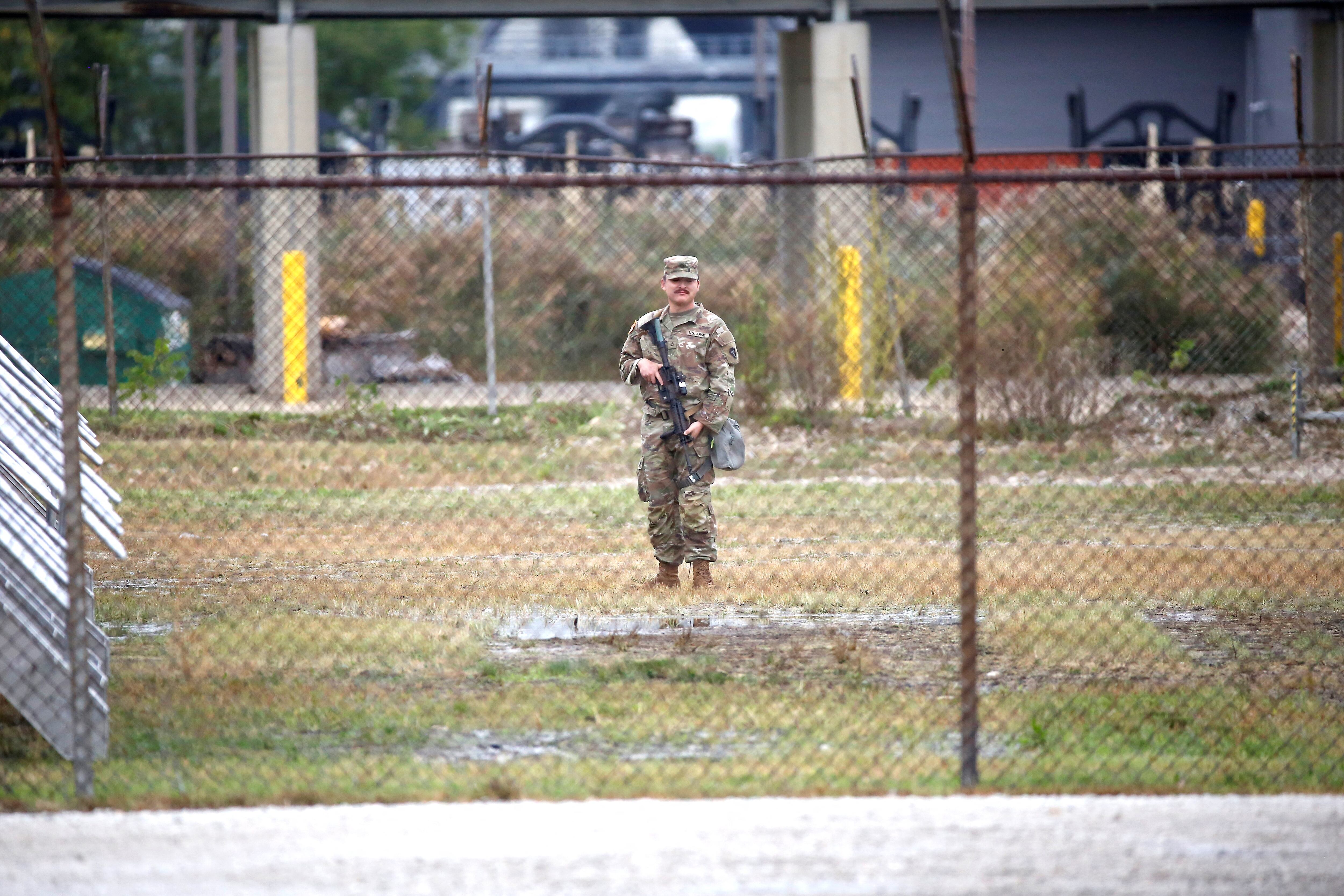 Un soldado del contingente de la Guardia Nacional del Ejército de Texas montó guardia el martes en el Centro de Entrenamiento de la Reserva del Ejército en Elwood, Illinois, tras ser desplegado como parte de la respuesta federal a las operaciones de control migratorio en curso. Fotografía: