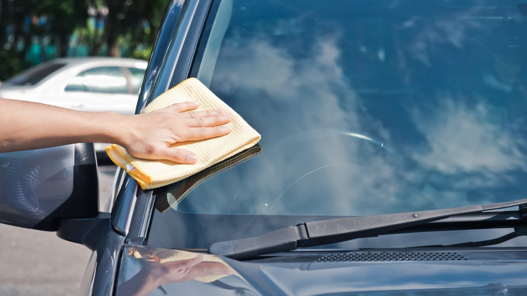 Aprenda a limpiar el parabrisas con vinagre de manzana sin químicos ni enjuague. Método natural, fácil y económico
