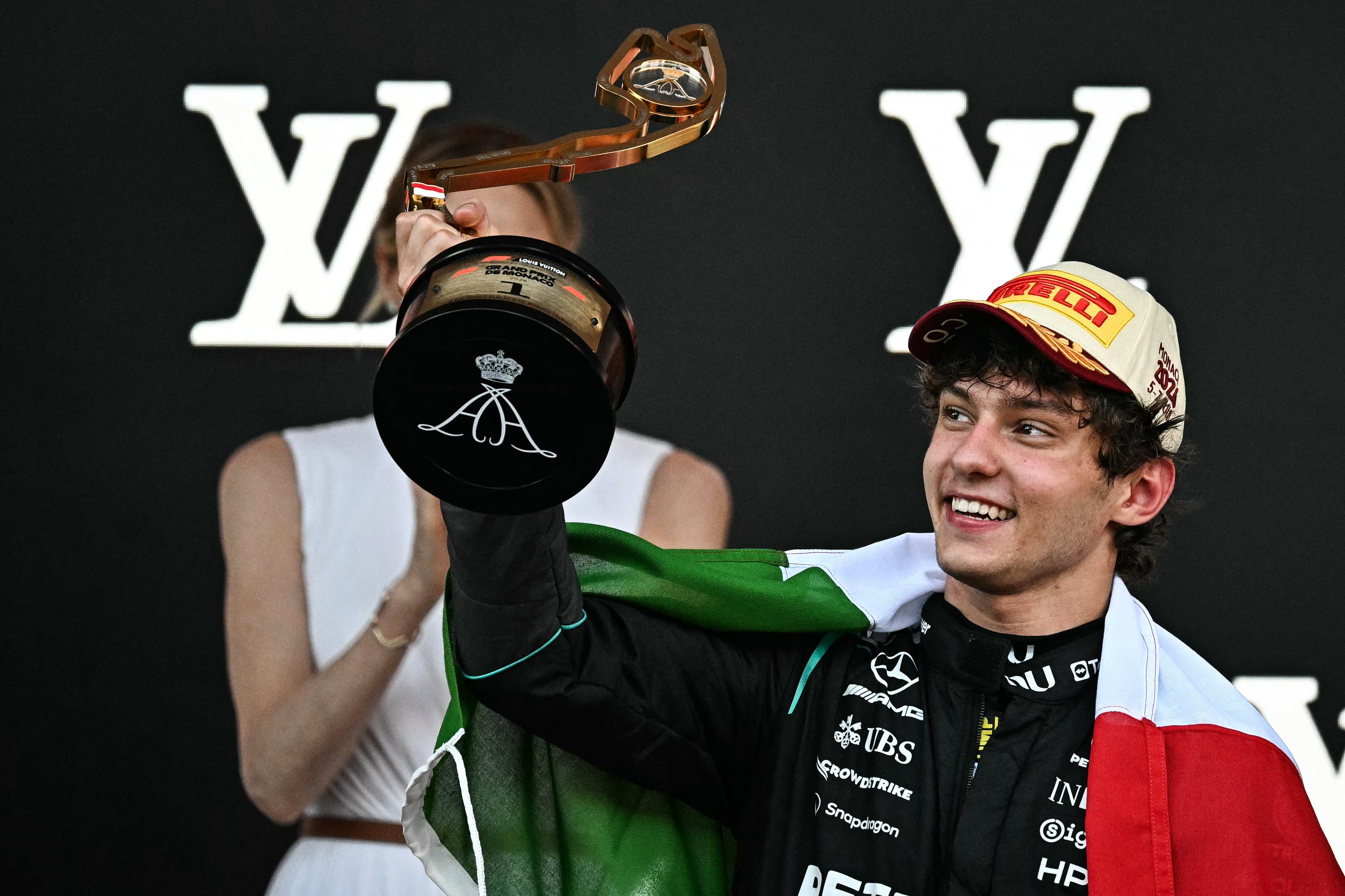 El italiano del equipo Mercedes Kimi Antonelli celebra en el podio luego de ganar el Gran Premio de Mónaco de la Fórmula 1.