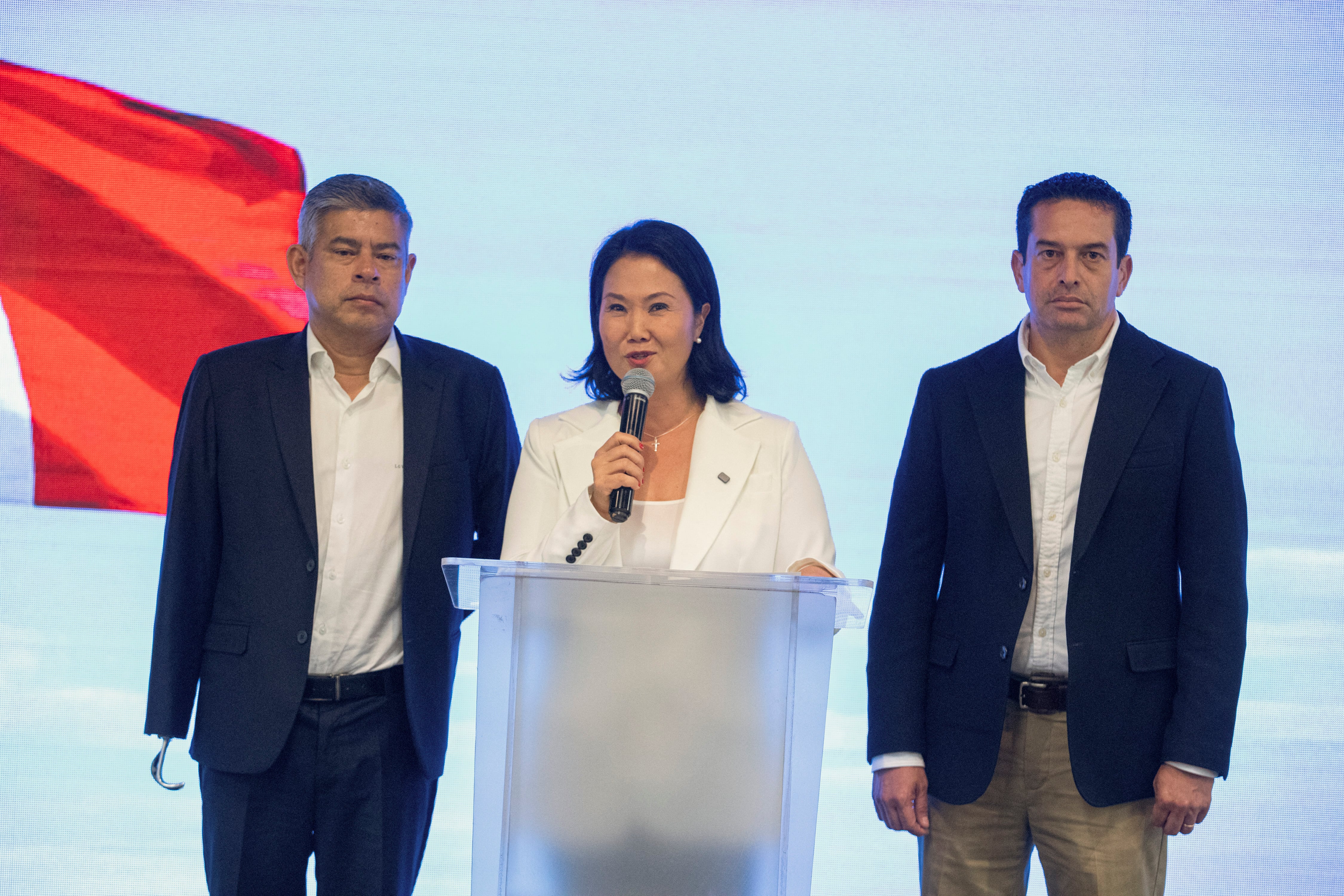 Keiko Fujimori ofrece declaraciones tras los primeros resultados de la elección presidencial en Lima, acompañada por sus candidatos a vicepresidentes, en una jornada marcada por irregularidades y tensión política.