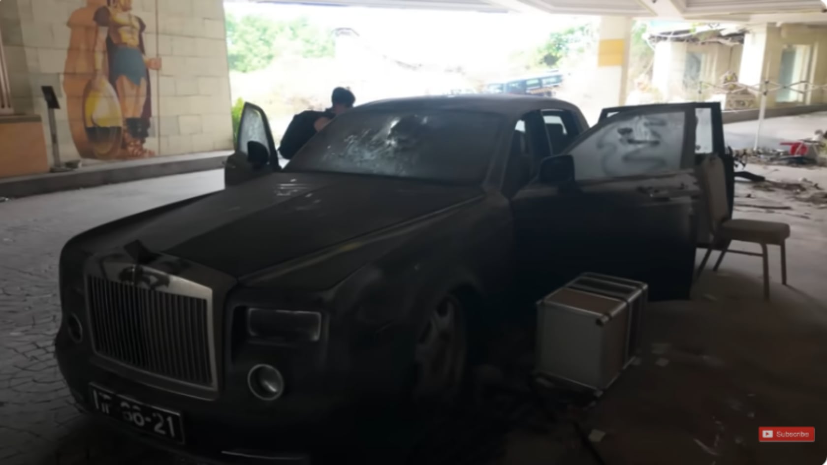 Vehículos de alto valor, incluidos Rolls-Royce Phantom y limusinas, permanecían abandonados dentro de un complejo hotelero y casino cerrado en Macau.