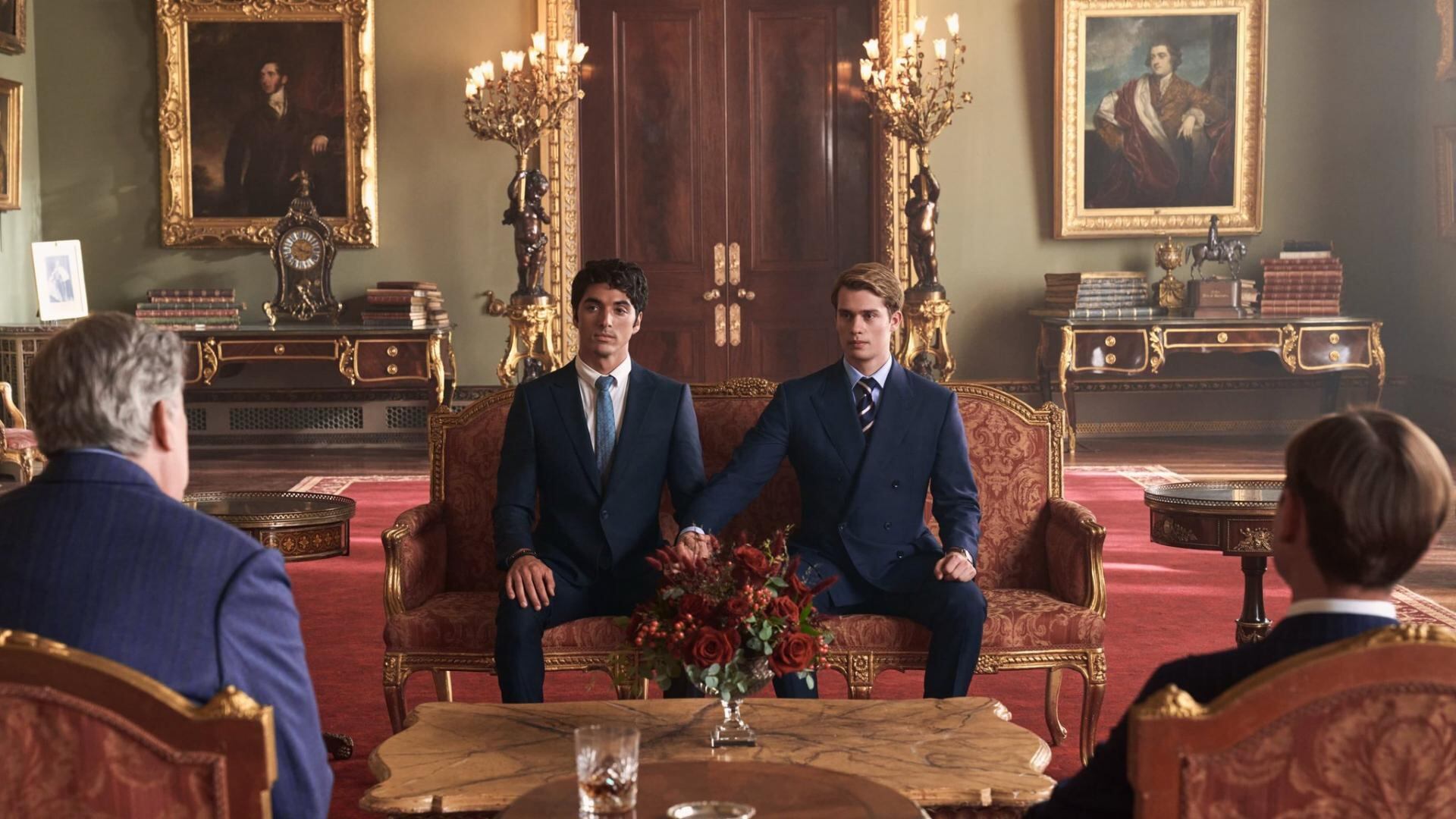 Los protagonistas de 'Rojo, blanco y sangre azul' son Taylor Zakhar (izq) y Nicholas Galitzine (der).