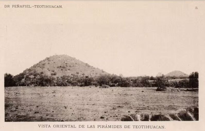 Vista oriental de la Pirámide del Sol.