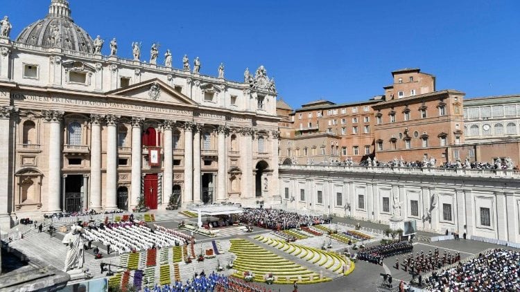 El papa León XIV saludó a los fieles en diez idiomas durante la bendición, entre ellos árabe, chino y español.