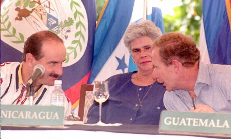 Los presidentes de Costa Rica Jose Maria Figueres (I) y de Guatemala Alvaro Arzu (D) conversan 09 Mayo mientras la Presidenta de Nicaragua Violeta Barrios de Chamorro observa durante la clausura de la XVIII Cumbre de presidentes de Centroamerica en el balneario de Montelimar distante 70 Km al suroeste de Managua.