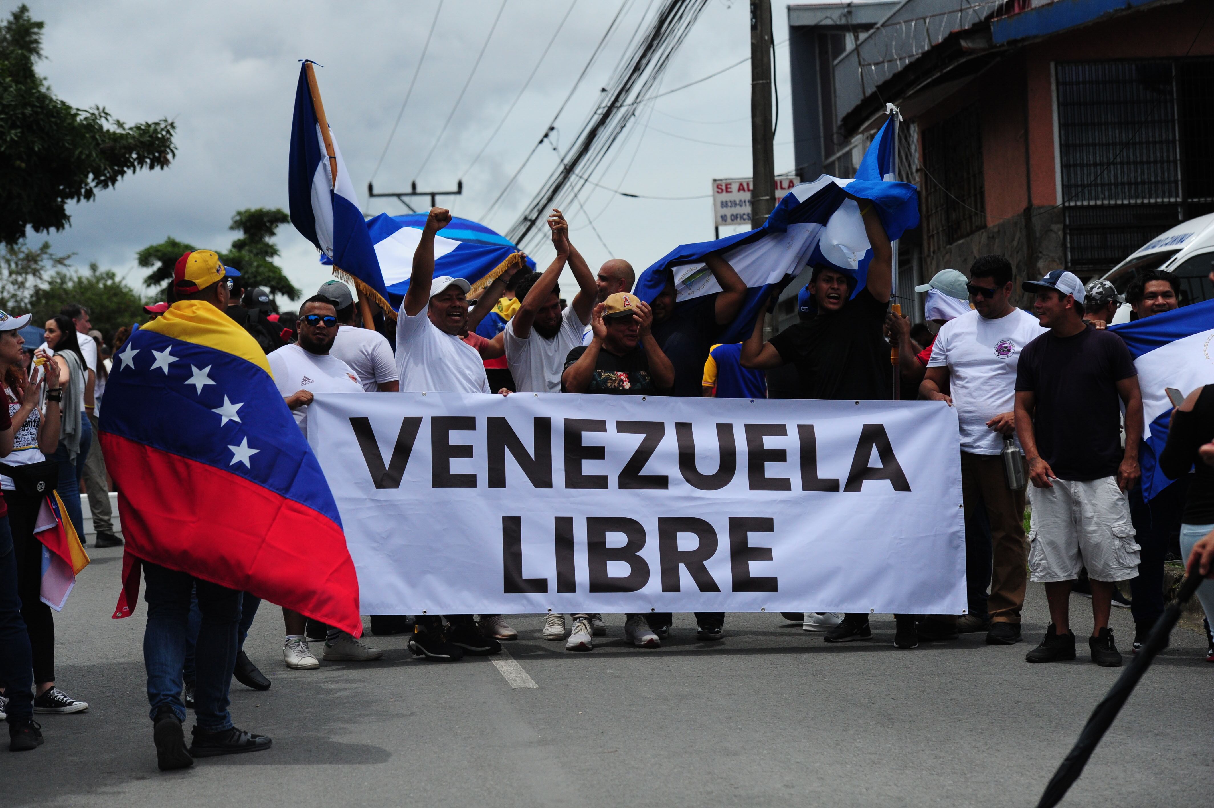 Cientos de venezolanos en Costa Rica votaron en la embajada de su país en busca de un cambio en Venezuela. Foto: Marvin Caravaca.