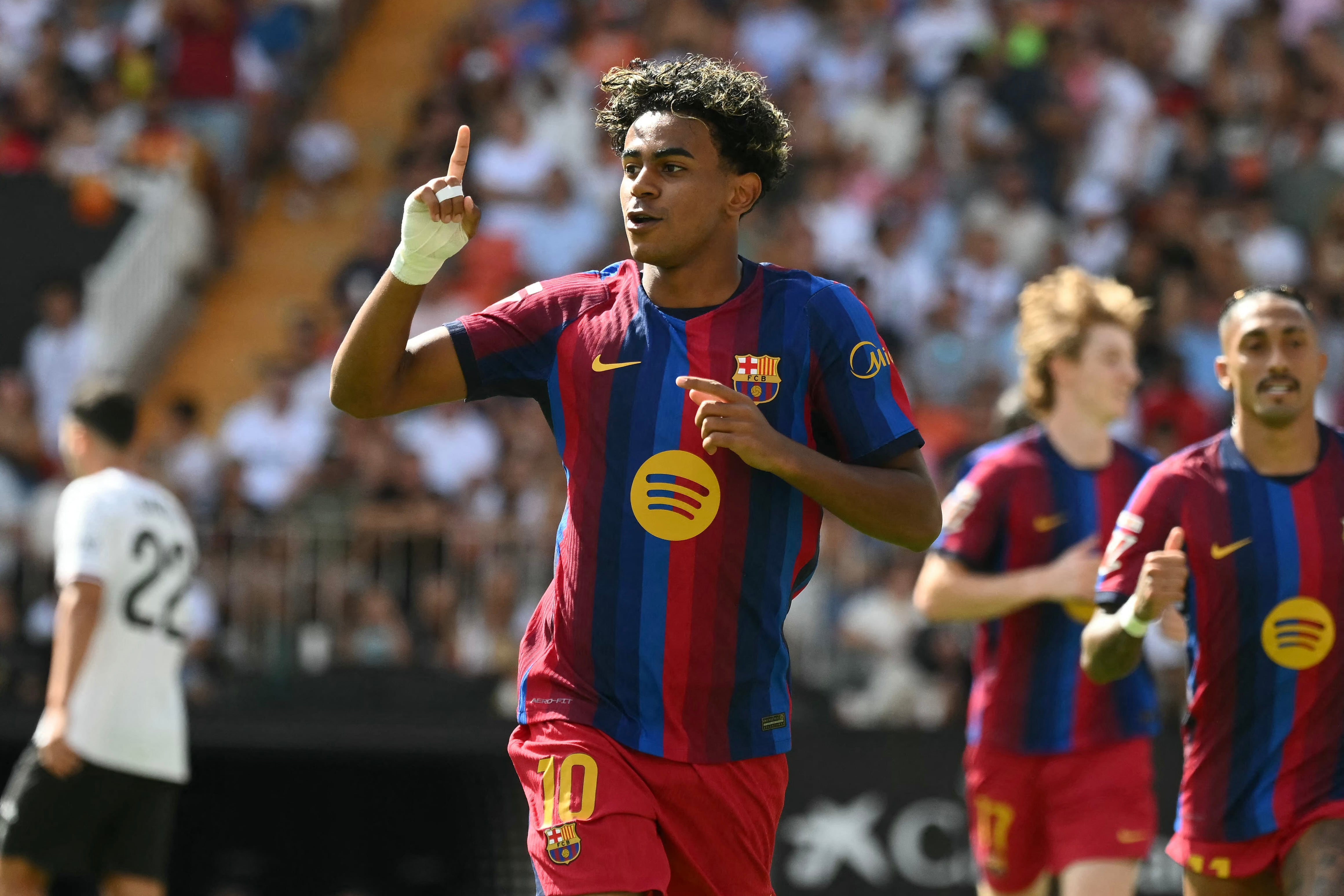 El delantero del Barcelona Lamine Yamal es uno de los nominados al Balón de Oro. Aquí celebra un gol ante el Valencia el pasado fin de semana.