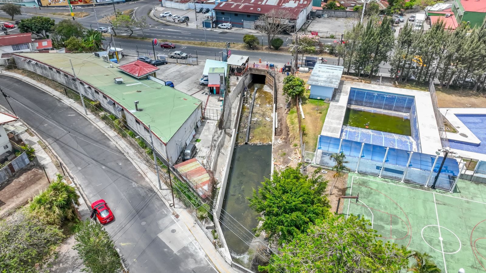 El río Ocloro, entubado en varios puntos de su trayecto por San José, se desbordó el año pasado a su paso por este sector y causó millnarias pérdidas en viviendas. Foto: Cortesía Municipalidad de SJ.