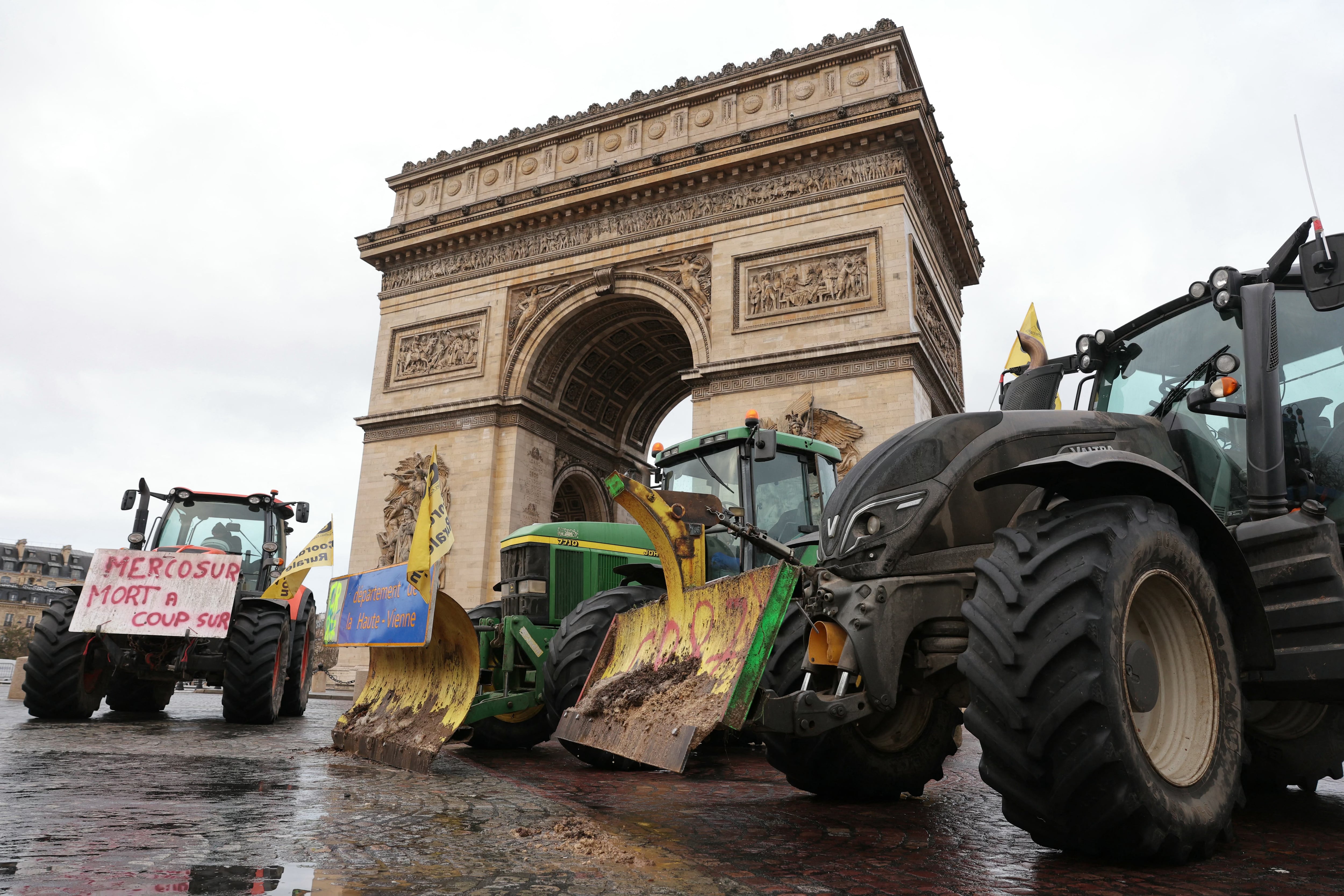 Agricultores franceses con tractores protestan en París frente al Arco del Triunfo contra el acuerdo comercial entre la Unión Europea y el Mercosur.