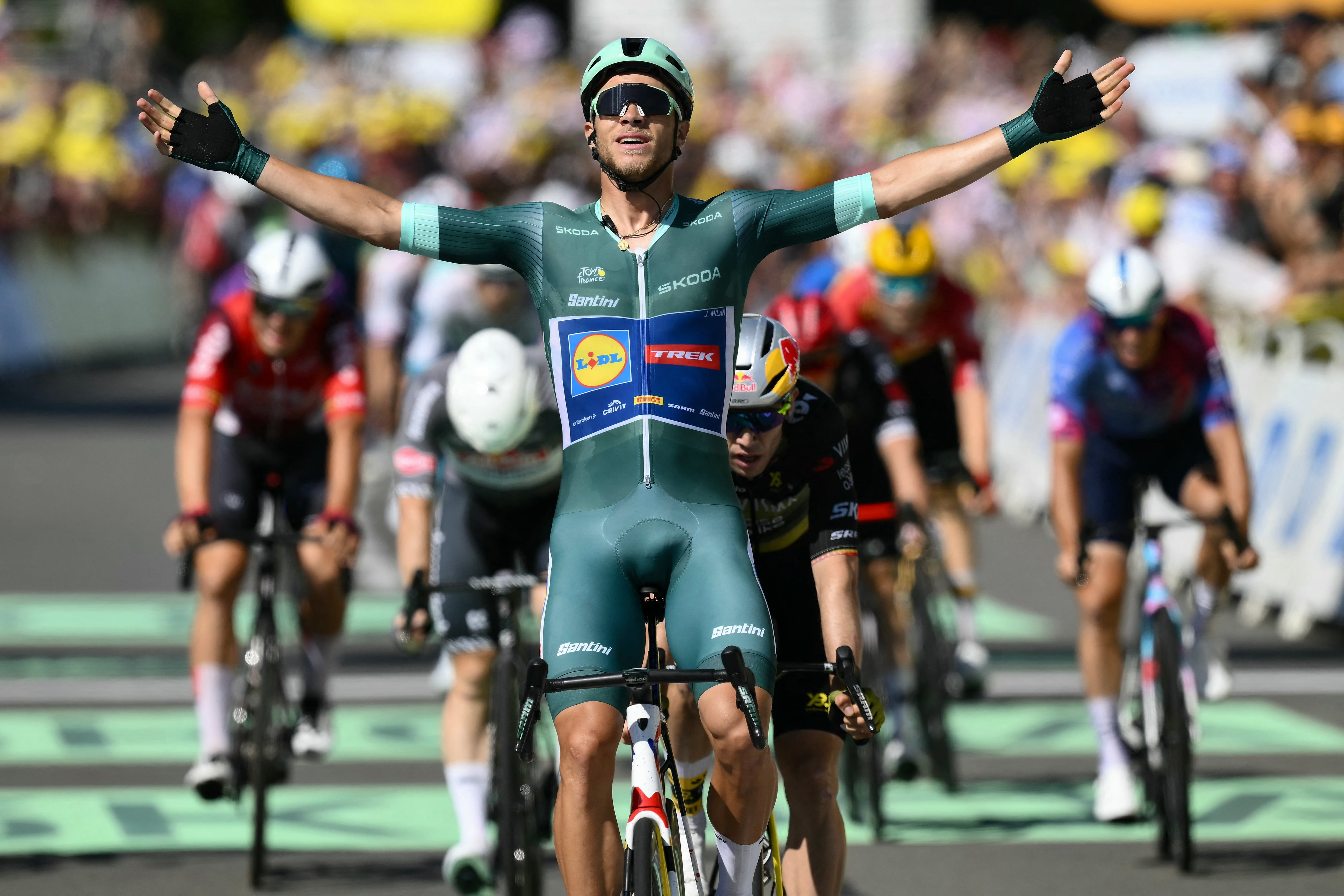 El italiano Jonathan Milan del equipo Lidl - Trek se impone aquí en la llegada de la octava etapa del Tour de Francia, en Laval Espace Mayenne.